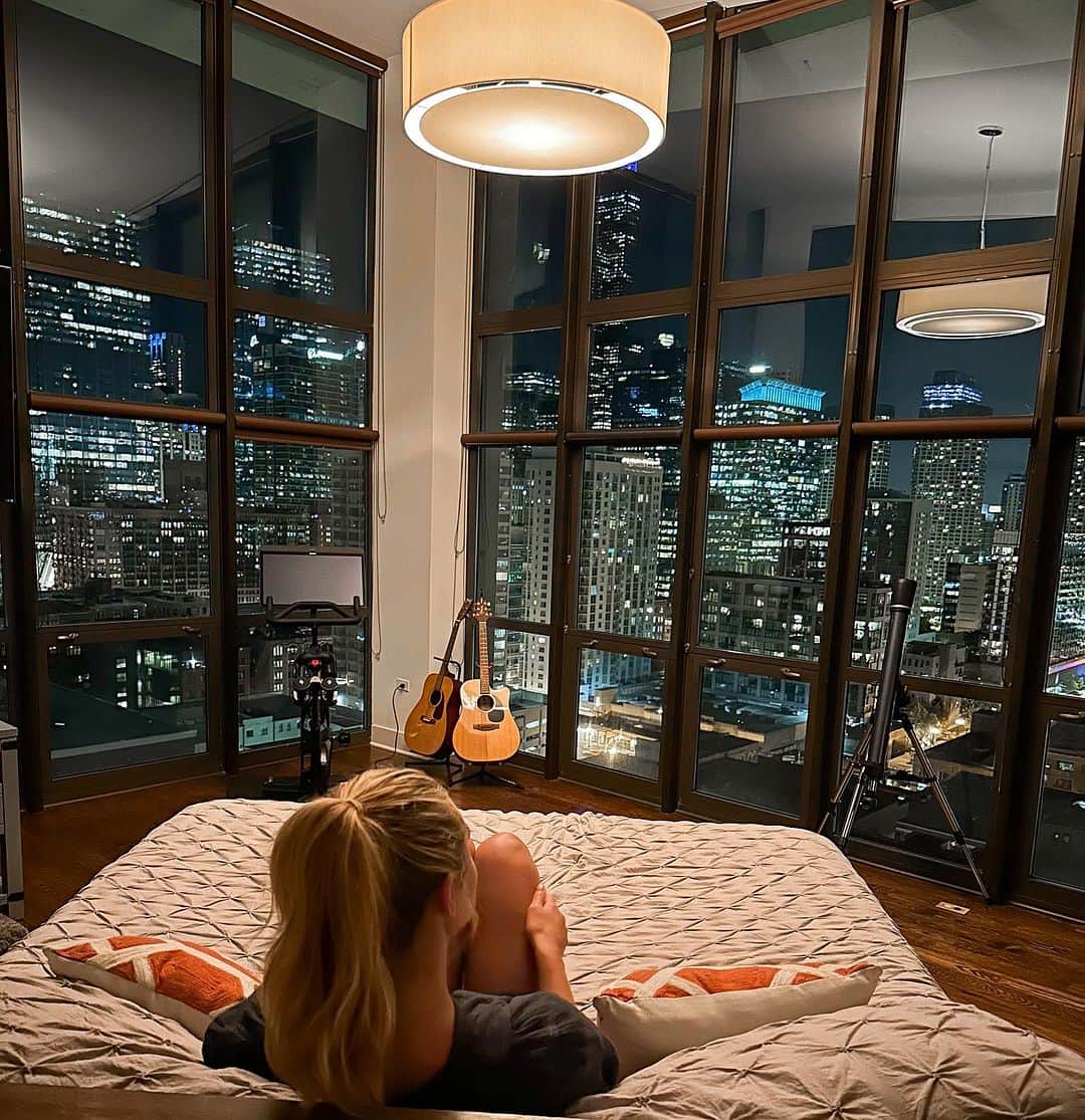 Claire Gerhardsteinのインスタグラム：「Chicago you are so good to me 🩵」