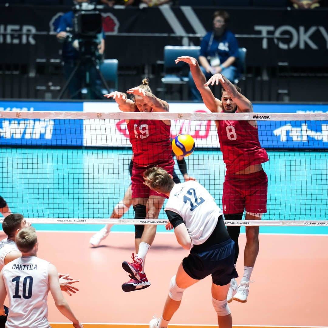 USA Volleyballさんのインスタグラム写真 - (USA VolleyballInstagram)「Ace Ace Baby! 🥶 The U.S. Men 🇺🇸 continue their dominate serving and sweep (25-17, 25-14, 25-17) Finland 🇫🇮 on Sunday at the FIVB Road to Paris Olympic Qualifier!  Full recap and stats, 🔗 in bio.  📷 @volleyballworld」10月2日 0時26分 - usavolleyball