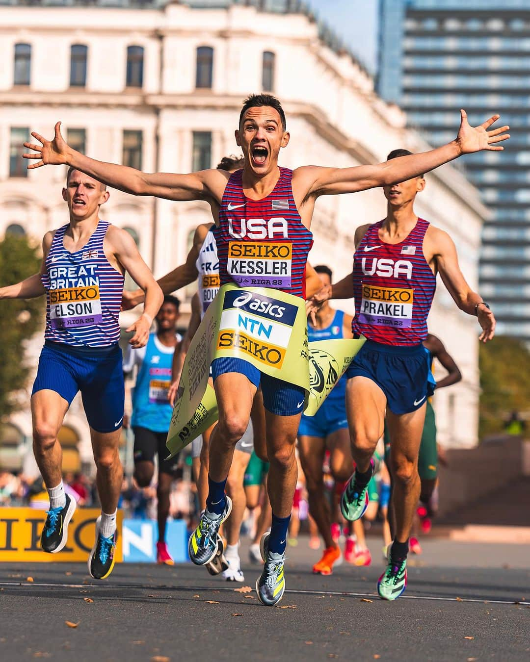 adidas Runningのインスタグラム：「WORLD RECORD MILE /// 💥 👑  At just 20 years old, @hobbs_kessler runs an unforgettable road mile time of 3:56.13 in Riga, Latvia.   Steady and strong, he stole a last-minute lead… and ANOTHER #Adizero world record this week. History = made. 🔥😎  👟 Adizero Takumi Sen 9 #ImpossibleIsNothing」