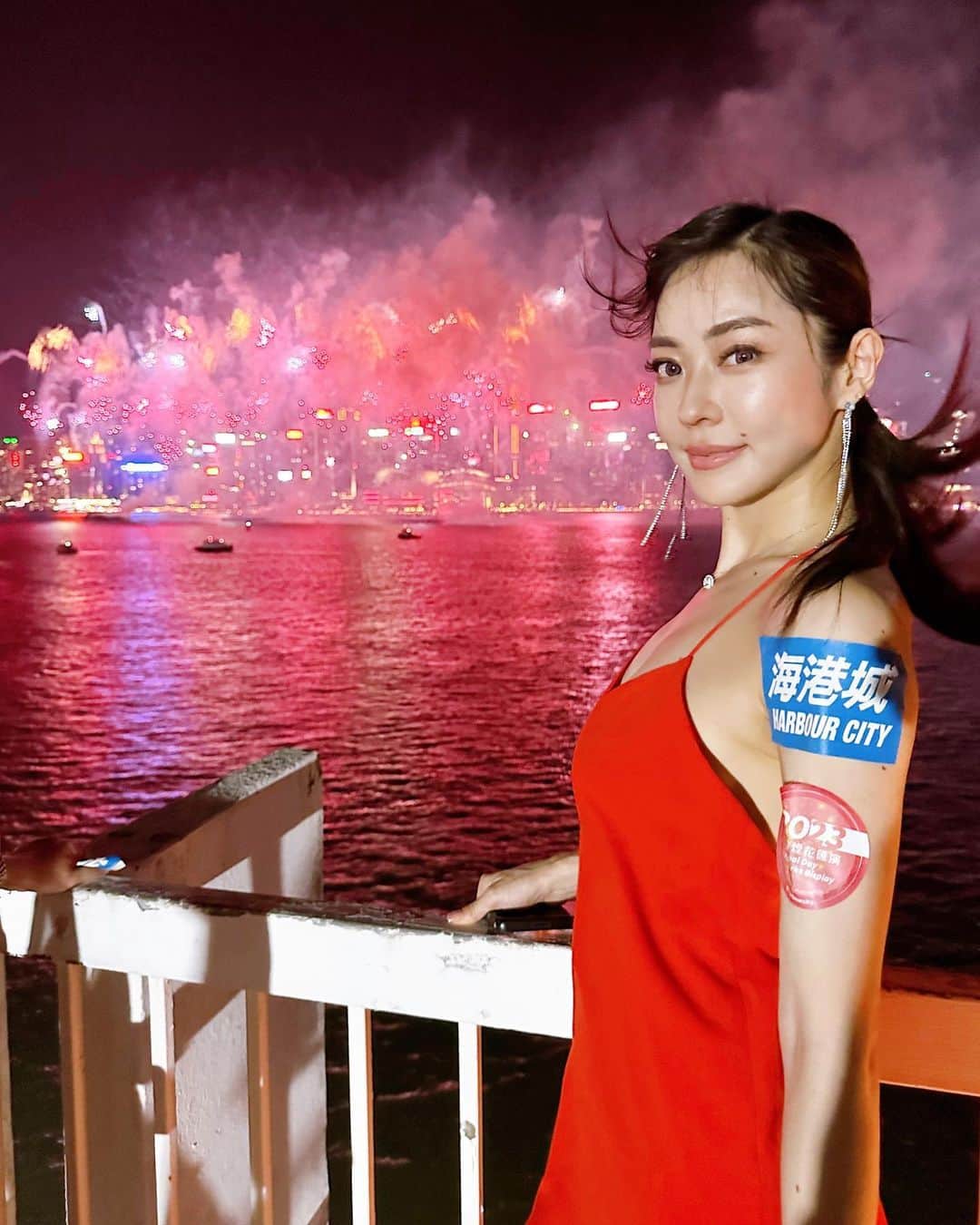 松岡李那のインスタグラム：「Happy National Day❣️❣️❣️ Fireworks in Hongkong 🎆 Amazing 🤩  #毎日投稿challenge ギリギリセーフ 😳 @linahxoxo 💕 @harbourcity」