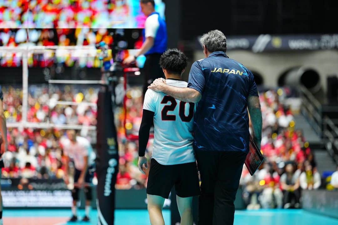 フジテレビ★バレーボールさんのインスタグラム写真 - (フジテレビ★バレーボールInstagram)「．  「FIVBパリ五輪予選/ワールドカップバレー2023」男子 第2️⃣戦  2戦目の相手はアフリカの王者エジプト🇪🇬 第1セット・第2セット共に危なげなくセットを連取した日本！ しかし、相手に流れを奪われフルセットへ。 激闘も一歩及ばすエジプト相手に敗戦。  次戦は3日(火)チュニジア戦🇹🇳 「この試合必ず勝つ」 皆さん引き続き声援を送りましょう❗️📣  🇯🇵日本 2-3 エジプト🇪🇬 (25-14 25-10 23-25 23-25 13-15)  #龍神NIPPON  #ALLforPARIS #男子日本代表 #バレーボール」10月2日 0時33分 - fujitv_volleyball