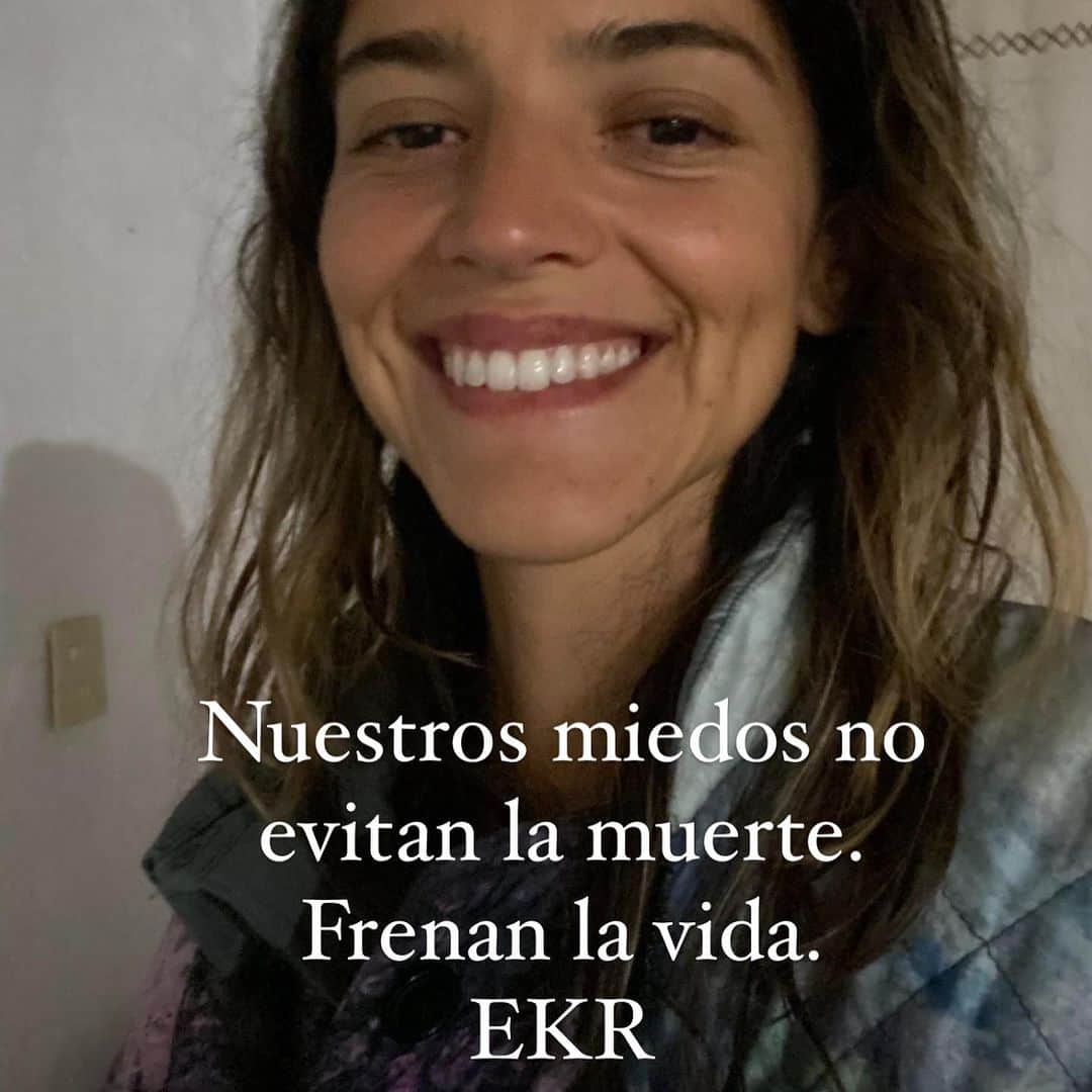 カル・リヴェロのインスタグラム：「El sábado 14 de octubre estaremos conversando, charla honesta y a corazón abierto con @wilka_roig presidenta de la fundación @ekrmexico sobre la conciencia de la muerte. Evento Gratuito en @monopol.lab ! Te pido que no te lo pierdas. 💓」