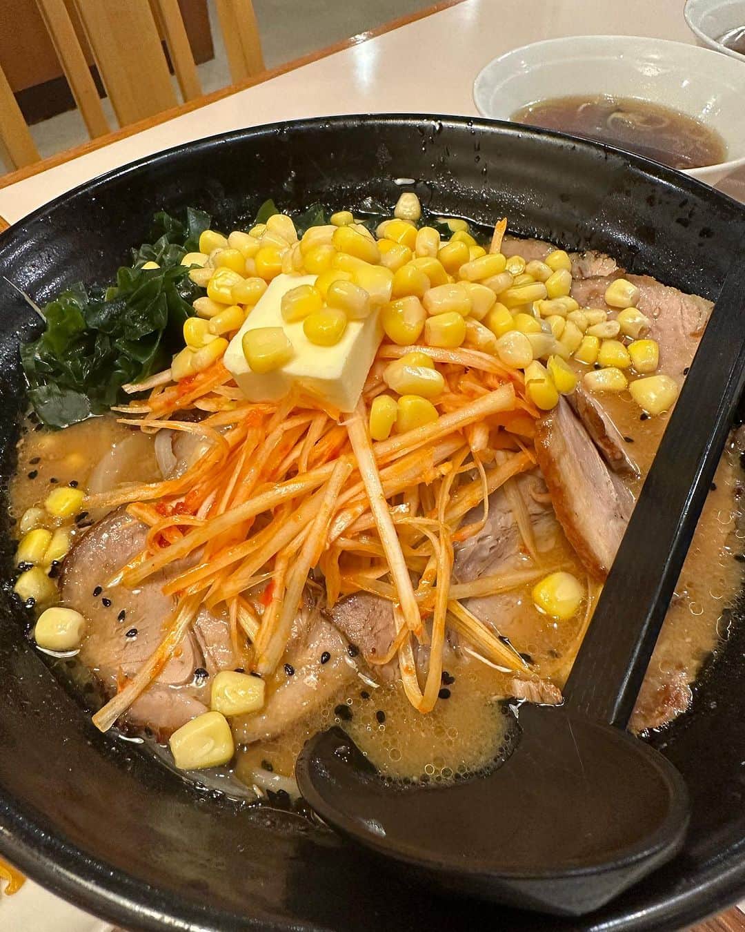 ゆっこママのインスタグラム：「あすなろラーメン三和本店  ネギ味噌チャーシュー (バター、ワカメ、コーン) トッピング。」