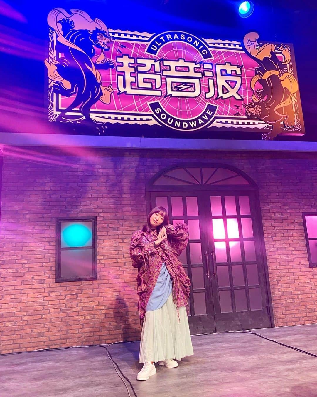 ヒグチアイのインスタグラム：「超音波ありがとうございました🩵🩷 大好きなBLの話ができて楽しかった…もっとしたい…したいぞう…  📺TV東京『超音波』 TVer見逃し配信はこちら(9/29 O.A分) https://tver.jp/episodes/ep6hya6n35  TOPS @basemark_official  DRESS @labelleetude_official  SHOES @camper_japan」
