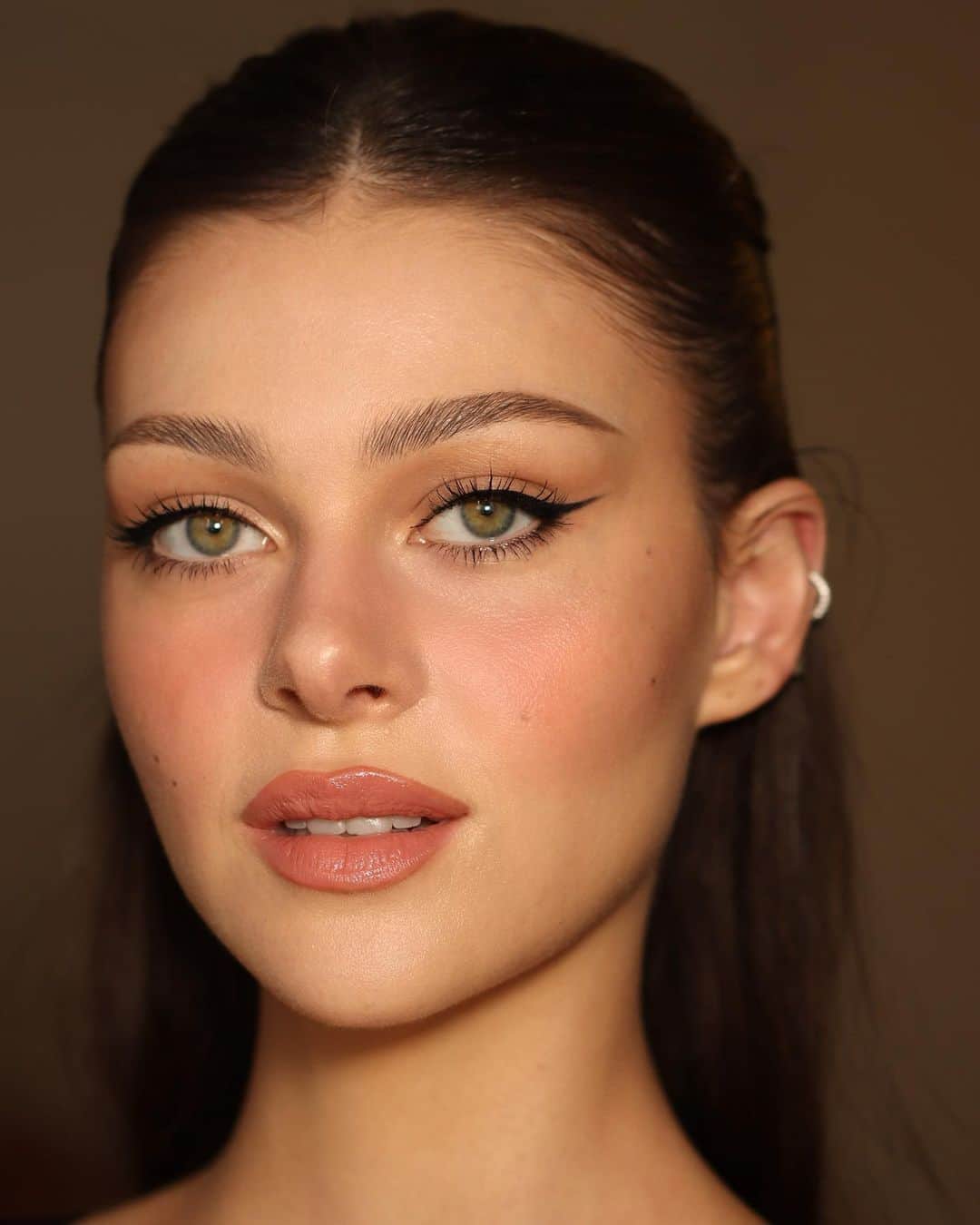 ニコラ・ペルツのインスタグラム：「my faves 🥹🎀🤍 @nikki_makeup @hairbyadir」