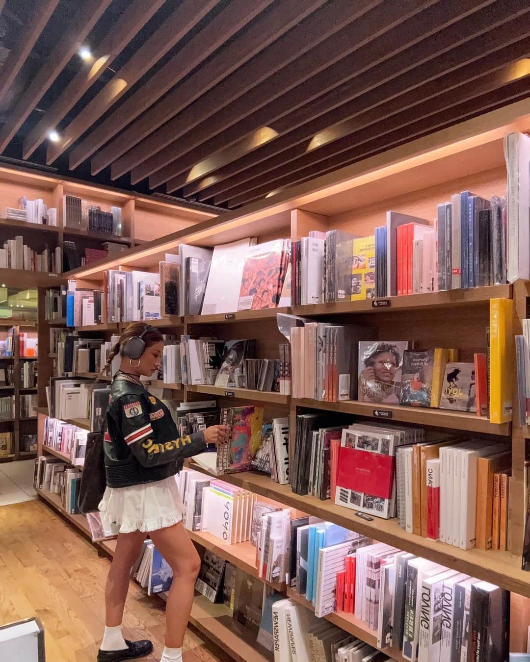 YOONさんのインスタグラム写真 - (YOONInstagram)「I'm my 𝒃𝒓𝒂𝒊𝒏’𝒔 publisher 🧠📕🤘🏽Spent whole day at the book store studyin and researchin today💡」10月2日 0時50分 - yoon_ambush