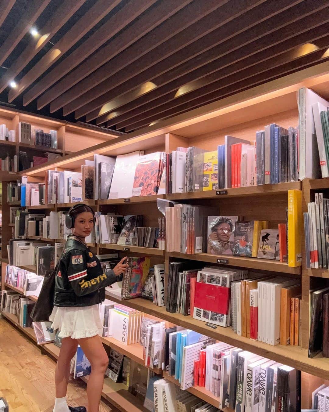 YOONさんのインスタグラム写真 - (YOONInstagram)「I'm my 𝒃𝒓𝒂𝒊𝒏’𝒔 publisher 🧠📕🤘🏽Spent whole day at the book store studyin and researchin today💡」10月2日 0時50分 - yoon_ambush