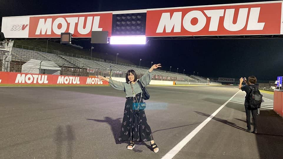 鈴華ゆう子さんのインスタグラム写真 - (鈴華ゆう子Instagram)「本日MotoGP日本グランプリにて決勝寸前に国歌独唱させていただきました。戦闘機も飛んで盛大に行われました！ この場所で感じた興奮は一生忘れられないと思います。素敵な機会に心から感謝！ ありがとうございました。 場内に響き渡る感覚は最高に気持ちよかったです！ 決勝レースはあいにくの雨が強まり途中で終了となってしまいましたが、選手たちの気迫溢れる姿を目の当たりにし、色んな思いがあるだろうと心中お察しします。これからも、情報を追いかけてみようと思いました。 #MotoGP2023  #MotoGP #鈴華ゆう子 #yukosuzuhana」10月2日 0時52分 - yuko.suzuhana