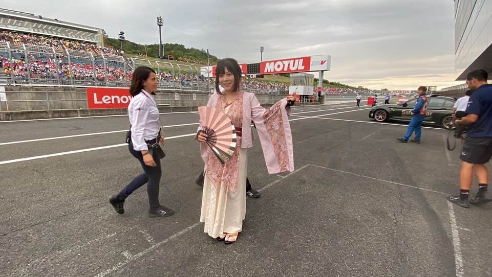 鈴華ゆう子のインスタグラム：「本日MotoGP日本グランプリにて決勝寸前に国歌独唱させていただきました。戦闘機も飛んで盛大に行われました！ この場所で感じた興奮は一生忘れられないと思います。素敵な機会に心から感謝！ ありがとうございました。 場内に響き渡る感覚は最高に気持ちよかったです！ 決勝レースはあいにくの雨が強まり途中で終了となってしまいましたが、選手たちの気迫溢れる姿を目の当たりにし、色んな思いがあるだろうと心中お察しします。これからも、情報を追いかけてみようと思いました。 #MotoGP2023  #MotoGP #鈴華ゆう子 #yukosuzuhana」