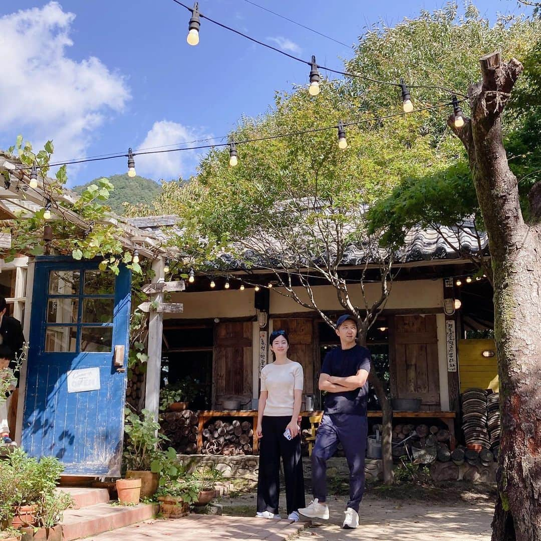 ハン・ジウのインスタグラム：「명절은 역시 가족🌷 냥이에게 푹빠진 우리 쪼무래기즈  원주 BTS 김하부지👴🏻」