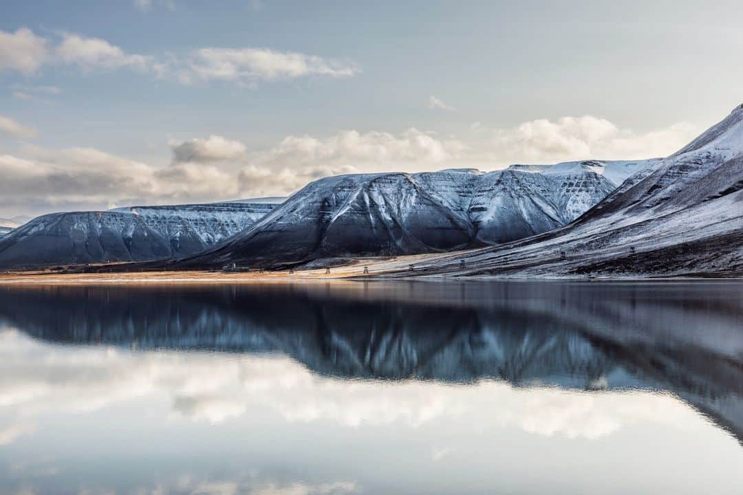 National Geographic Travelさんのインスタグラム写真 - (National Geographic TravelInstagram)「Photo by @paoloverzone | In fall the view of the Adventdalen, a valley near Longyearbyen in Norway's Svalbard archipelago, encapsulates this remote Arctic wilderness’s unique and captivating natural beauty. As summer warmth gradually gives way to the encroaching cold of autumn, Svalbard undergoes a remarkable transformation. Wildlife such as reindeer and arctic foxes become more active as they prepare for the approaching winter, making it an ideal time for wildlife enthusiasts and photographers to capture these creatures in their natural habitat.   Follow @paoloverzone for more images and stories.」10月2日 1時00分 - natgeotravel