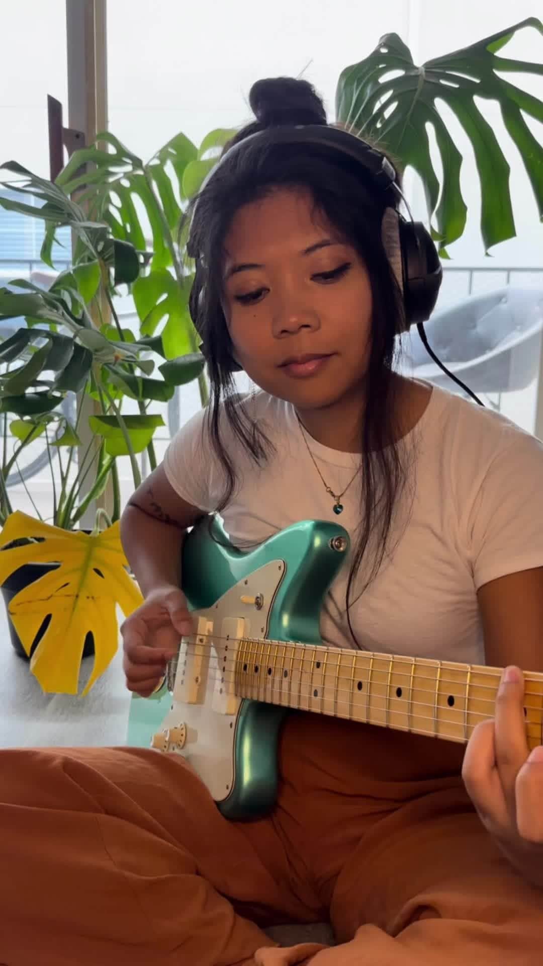 Fender Guitarのインスタグラム：「We're grooving out with @meljiimusic and her weekend jams. Add #FenderFeature to your videos for a chance to be featured next.」