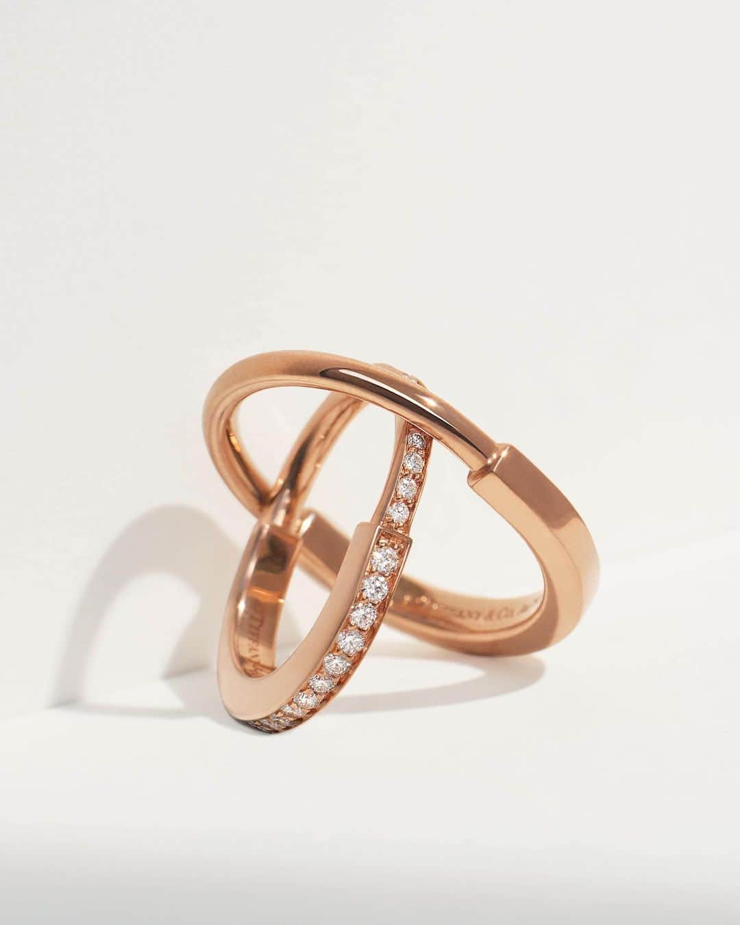 ティファニーさんのインスタグラム写真 - (ティファニーInstagram)「Tiffany Lock designs are inspired by the functionality of a padlock, an important motif from The Tiffany Archives. Expertly crafted in 18k rose gold with hand-set diamonds, this striking ring looks as good alone as it does stacked. Link in bio. #TiffanyLock #TiffanyAndCo」10月2日 1時02分 - tiffanyandco