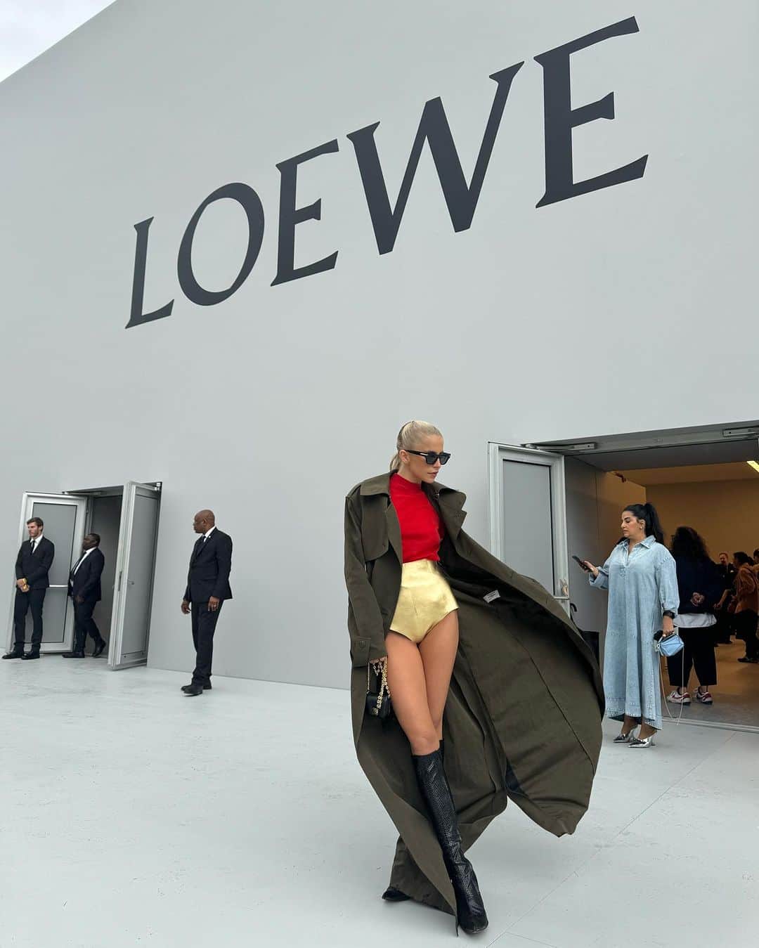 キャロライン・ダウルさんのインスタグラム写真 - (キャロライン・ダウルInstagram)「Anzeige // the longer the coat, the shorter the pants @loewe @jonathan.anderson ✨」10月2日 1時02分 - carodaur