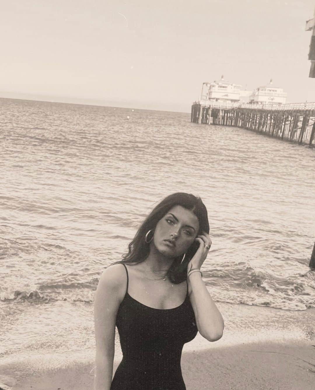 アンジェリーナ・ジョーダンのインスタグラム：「If u feel alone, I’ll be here for u🖤」