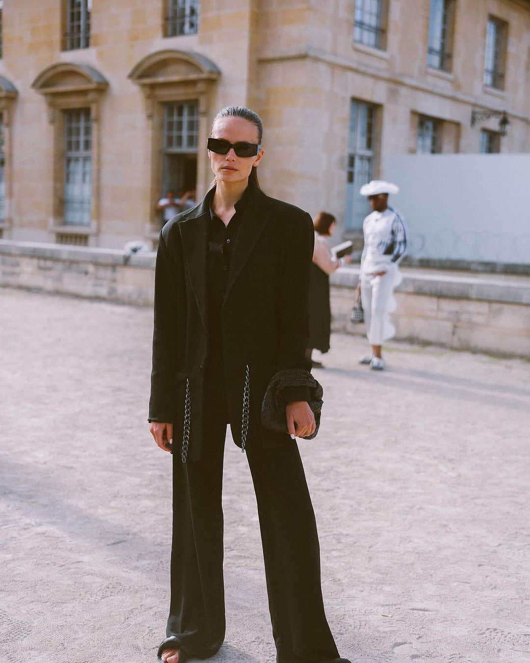 ELLE Magazineさんのインスタグラム写真 - (ELLE MagazineInstagram)「Swipe for a look at the street style at #ParisFashionWeek. ❤️ Head to the link in bio for more. Photos: @piermodelsjam」10月2日 1時05分 - elleusa