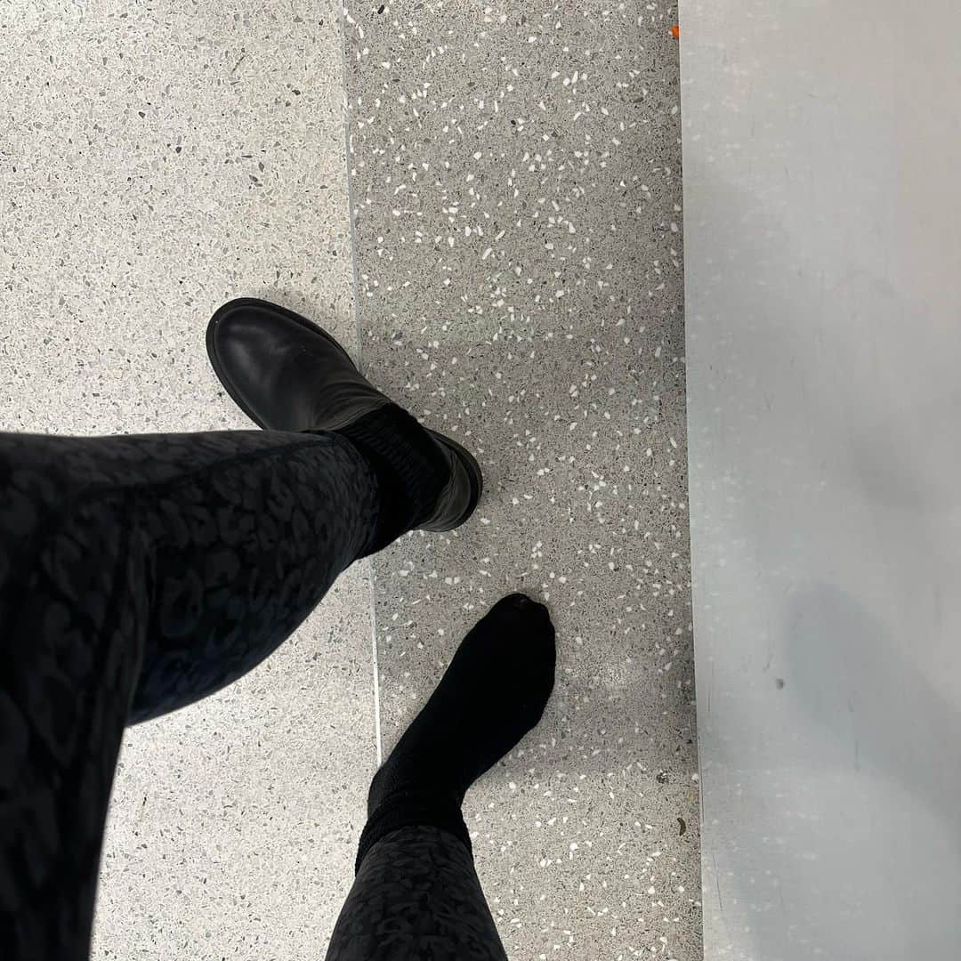 ヒラリー・スコットさんのインスタグラム写真 - (ヒラリー・スコットInstagram)「Happy Sunday! Ever feel like you live a lifetime in 7 days? Here’s a little photo dump from NYC(the airport security belt ate my boot and held people up for 10 minutes(still feel bad about it)—and yes, I put it nicely in the bin, idk what happened but I got it back thank goodness and no one cussed me out (to my face), meeting John and Samantha at Tunnel to Towers changed my life forever, and some sleepy bts from The Today Show), Nashville(seeing my family AND the sun after 4 days, PCCAs), and then 2 shows in OK(love rhinestone fringe, I wear my @ouraring for every show, going to great lengths to not wrinkle my show outfits, prairie dogs on the prairie!). 🤪 ps. I love Bluey’s mom. 💖 almost home and definitely ready for some R&R with my sweet family, counseling(🙌), and some cooler October nights. Happy Fall, y’all! 🧡🧡🧡」10月2日 1時22分 - hillaryscottla