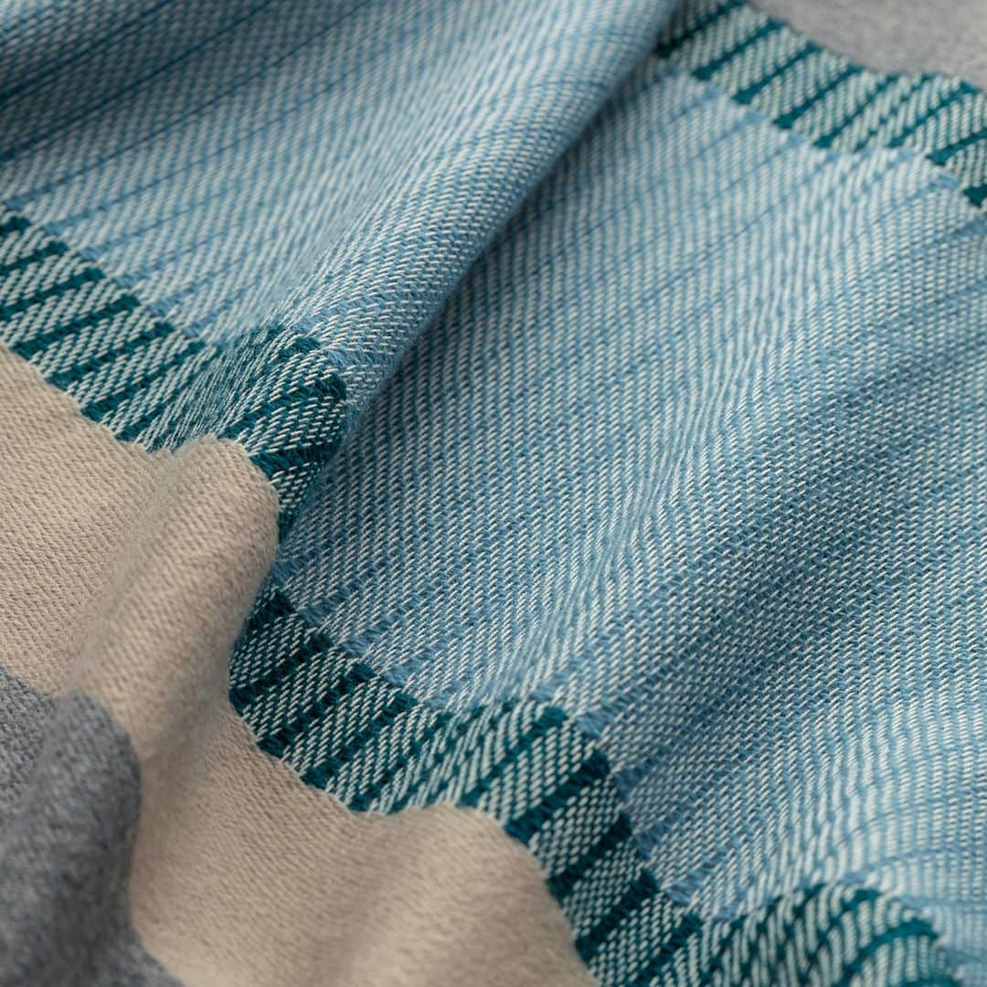 Johnstonsさんのインスタグラム写真 - (JohnstonsInstagram)「Leave the cold at the door and snuggle up with our Blankets and Throws. Our Bold Stripe Throw features neutral shades with a pop of seasonal colour, woven in a Cashmere Merino Wool blend.⁣ ⁣ ⁣ ⁣ ⁣ ⁣ ⁣ ⁣ ⁣ #JohnstonsOfElgin #Blanket #CashmereMerino #CashmereMerinoBlend #StripeBlanket #WovenBlanket」10月2日 1時20分 - johnstonsofelgin