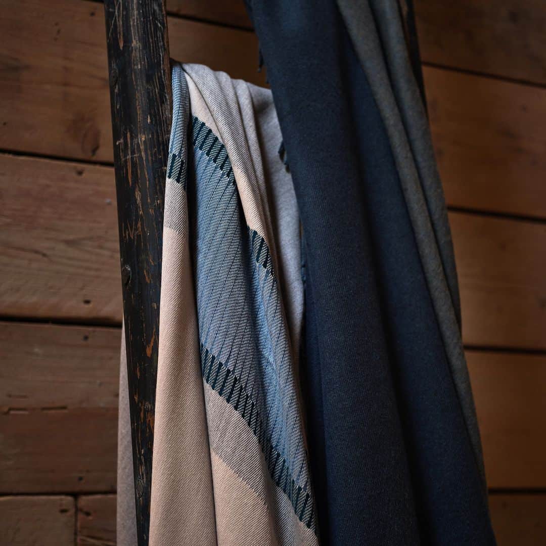 のインスタグラム：「Leave the cold at the door and snuggle up with our Blankets and Throws. Our Bold Stripe Throw features neutral shades with a pop of seasonal colour, woven in a Cashmere Merino Wool blend.⁣ ⁣ ⁣ ⁣ ⁣ ⁣ ⁣ ⁣ ⁣ #JohnstonsOfElgin #Blanket #CashmereMerino #CashmereMerinoBlend #StripeBlanket #WovenBlanket」