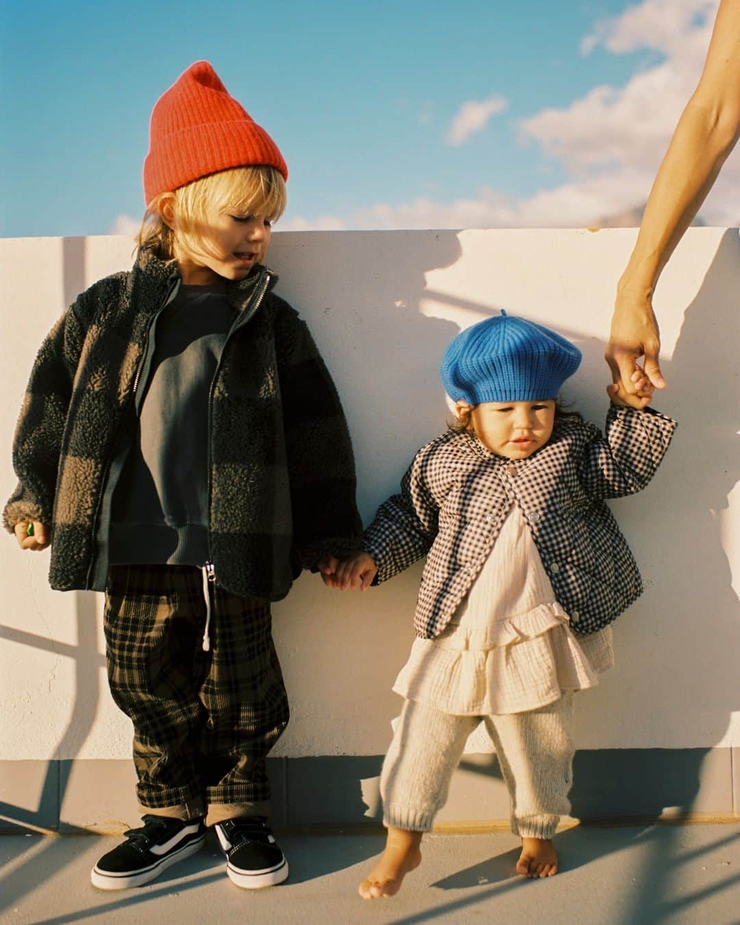 ARKETさんのインスタグラム写真 - (ARKETInstagram)「As seasons change and crisp autumn days settle in, our collection for children and babies brings in charming pieces made with cosy fabrics – like wool knits, fleece sets, quilted jackets and cotton basics – all made with warming comfort in mind. Explore all of our seasonal favourites for siblings: link in bio. - #ARKET」10月2日 2時00分 - arketofficial