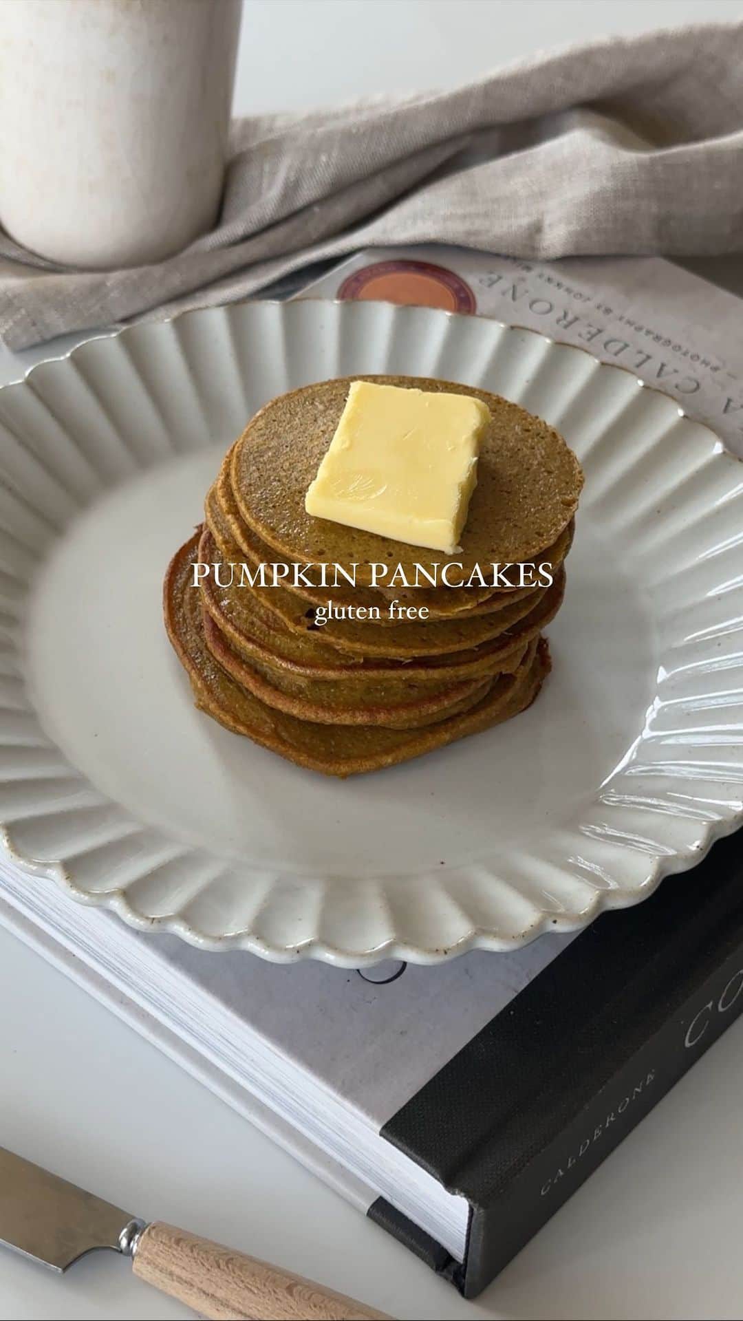 サンヌ・ヴロートのインスタグラム：「Sundays are for gluten-free  Pumpkin Pancakes!  Not sure if it was just our household but I didn’t grow up eating pancakes for breakfast, it was more of a dinner item. We would go to “Pannenkoekenschip” and have savory or sweet pancakes in the Netherlands .   Ever since moving to the US it has become one of my favorite breakfast dishes! This recipe below is perfect for fall:  SAVE AND RECREATE 🍁 🥞   Ingredients: - 1/2 gluten free oats  - 1/3 cup pumpkin purée - 2 eggs - 1 tsp vanilla extract  - 1 tbsp maple syrup  - 1 tsp pumpkin spice   - Coconut oil for pan - Optional topping: grass fed butter & maple syrup.  1. Mix all the ingredients together until smooth in a blender 2. Place skillet on low heat , add about 1 tsp coconut oil and make little pancakes. Flip after about 1-2 min when the pancake gets bubbly 3. Top pancakes with grass fed butter and maple syrup!」