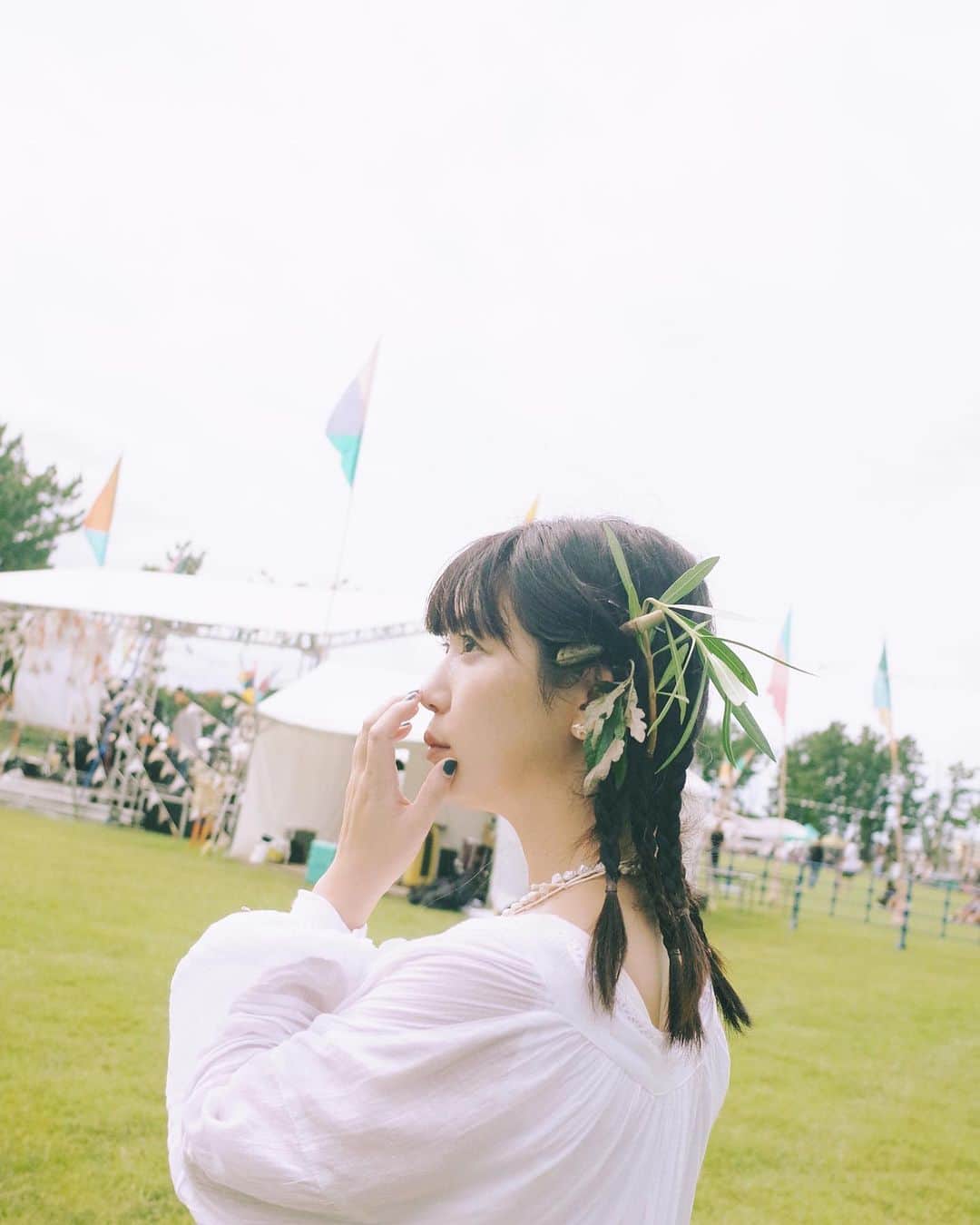 永原真夏のインスタグラム：「OUTDOOR SMILEにて音沙汰、ありがとうございました🪽 新作「Musicalium」の曲を、ライブで演奏するのがとっても楽しいです。昨年と今年になって作った曲たちばかりのセットリスト。どんどん新しくなっていくのが楽しいの！  どうぞいまの歌を、みのがさないでね。  2023.10.01(SUN)  1.星影飛行 2.Teenage Star 3.花束密売人 4.この木を切らないで 5.他人の名誉 6.ねこねこねこね 7.美しい森 8.最高はこれから 9.片目のロックスター  @outdoorsmileshizuoka  @friends_hipland」