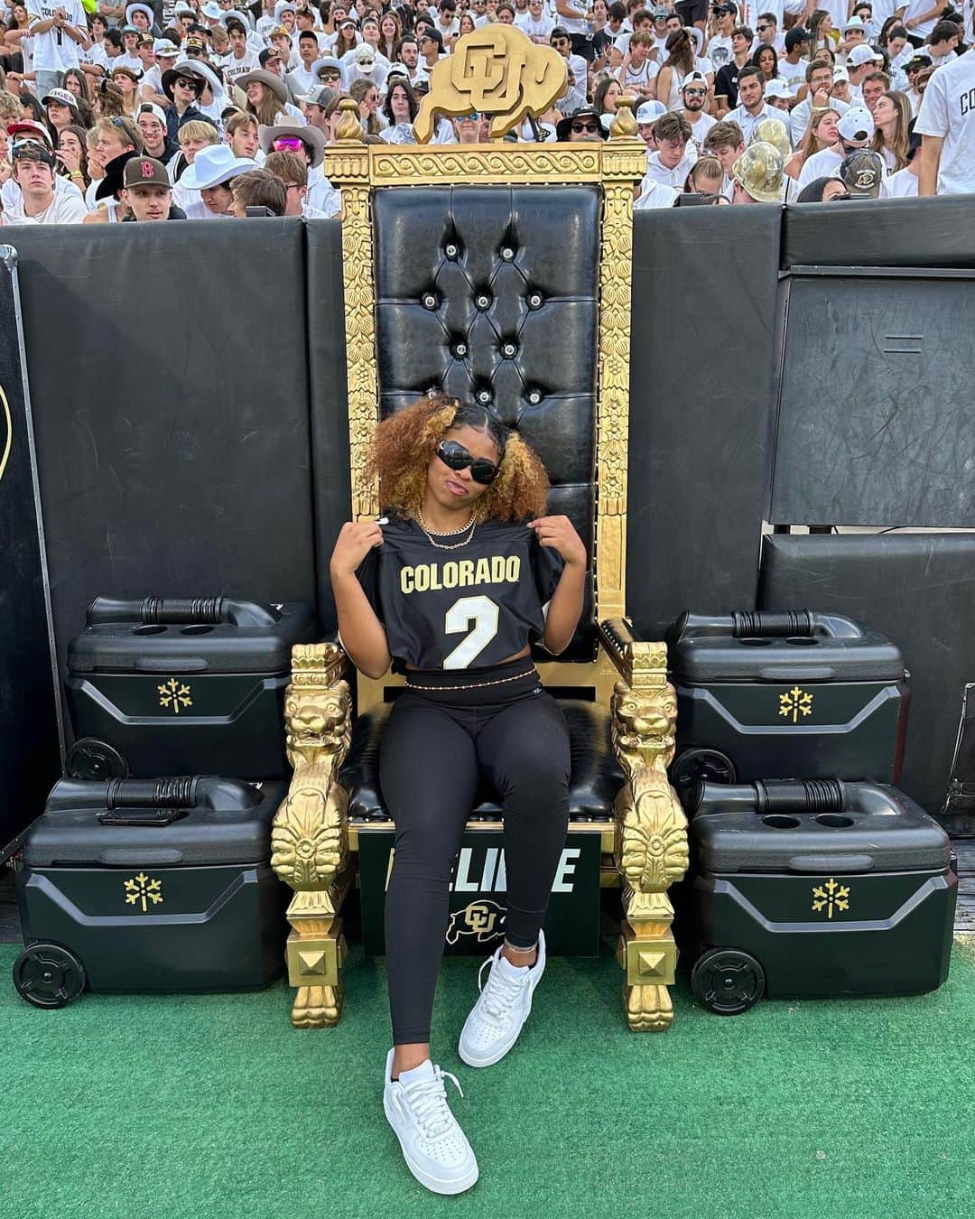 Instagramのインスタグラム：「This game. It's a family affair. 🏈⁣ ⁣ Come along with University of Colorado Boulder basketball guard @shelomisanders (Shelomi Sanders) as she cheers on @cubuffsfootball — and her dad, head coach @deionsanders (Deion Sanders).⁣ ⁣ Shelomi’s two brothers, @shedeursanders (Shedeur Sanders) and @shilosanders (Shilo Sanders), were also on the field and sidelines while the team faced off against @uscfb (USC). 👏」