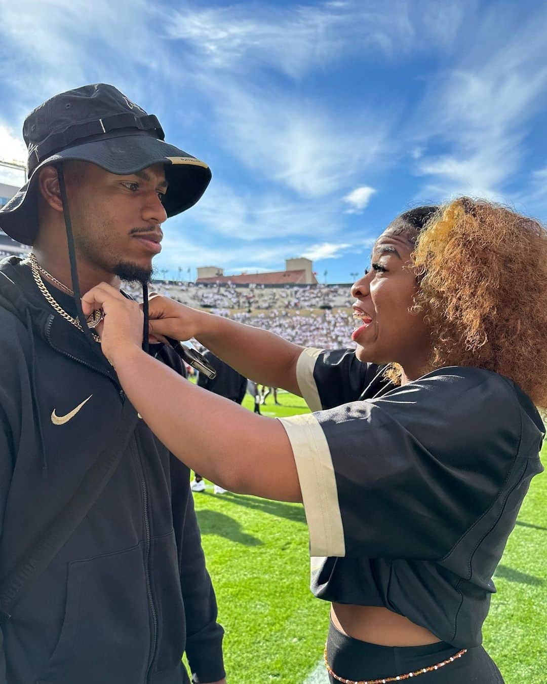 Instagramさんのインスタグラム写真 - (InstagramInstagram)「This game. It's a family affair. 🏈⁣ ⁣ Come along with University of Colorado Boulder basketball guard @shelomisanders (Shelomi Sanders) as she cheers on @cubuffsfootball — and her dad, head coach @deionsanders (Deion Sanders).⁣ ⁣ Shelomi’s two brothers, @shedeursanders (Shedeur Sanders) and @shilosanders (Shilo Sanders), were also on the field and sidelines while the team faced off against @uscfb (USC). 👏」10月2日 1時47分 - instagram