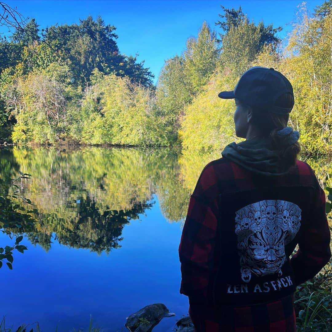 のインスタグラム：「it’s october & the salmon are coming home 🍁」