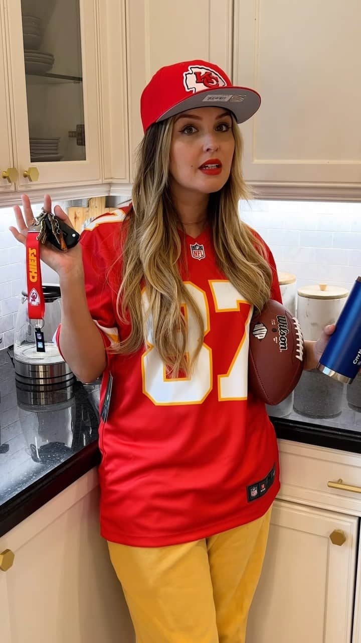 カミラ・ルディントンのインスタグラム：「Just a girl, excited for the game.. 🤷‍♀️」