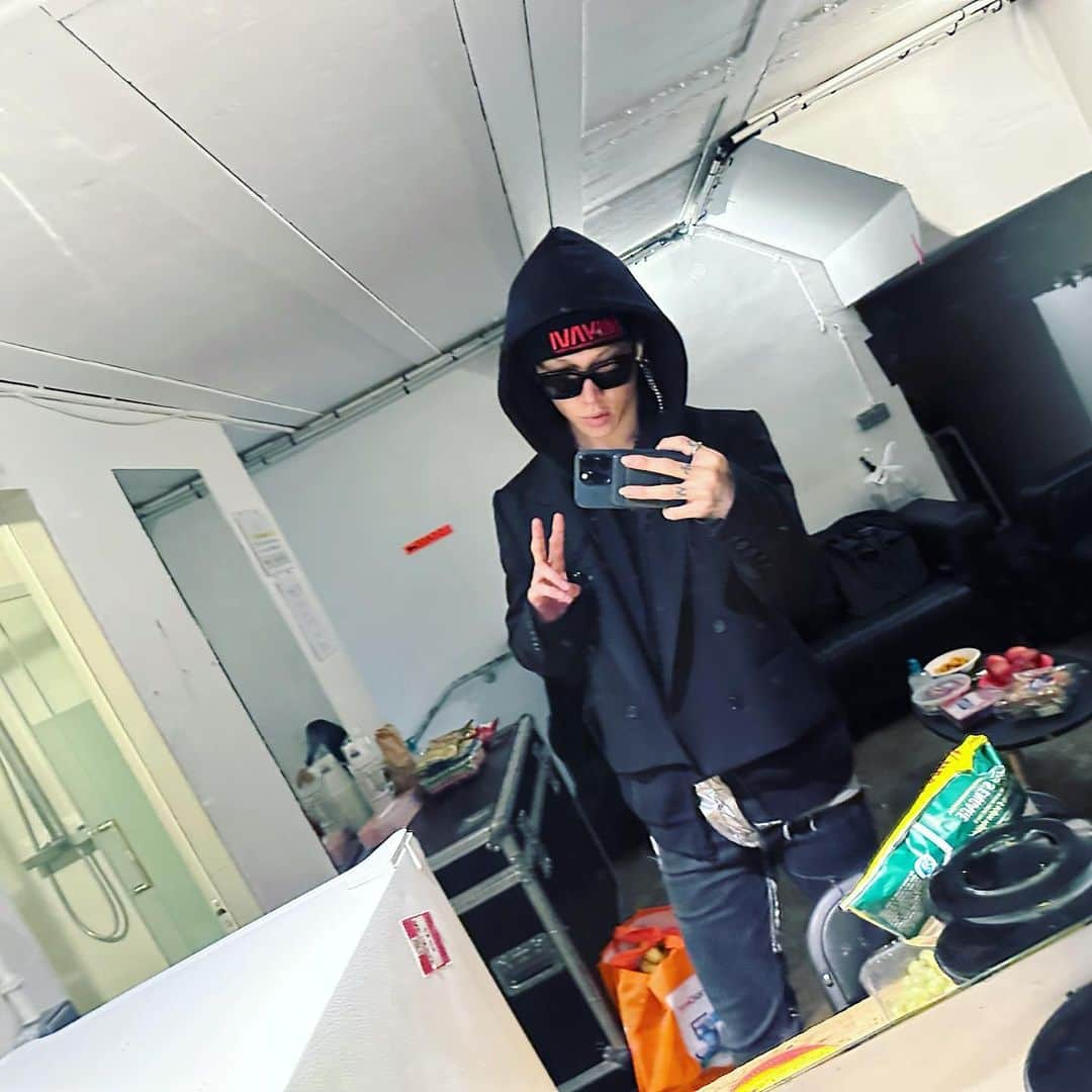 雅-MIYAVI-のインスタグラム：「Arrived.   I feel so Paris right now. Lol   Let’s go crazy tonight.  パリ着いた〜  の図  #だがしかし #パリ感ゼロ #でもがんばる  #MiyaviEU2023」