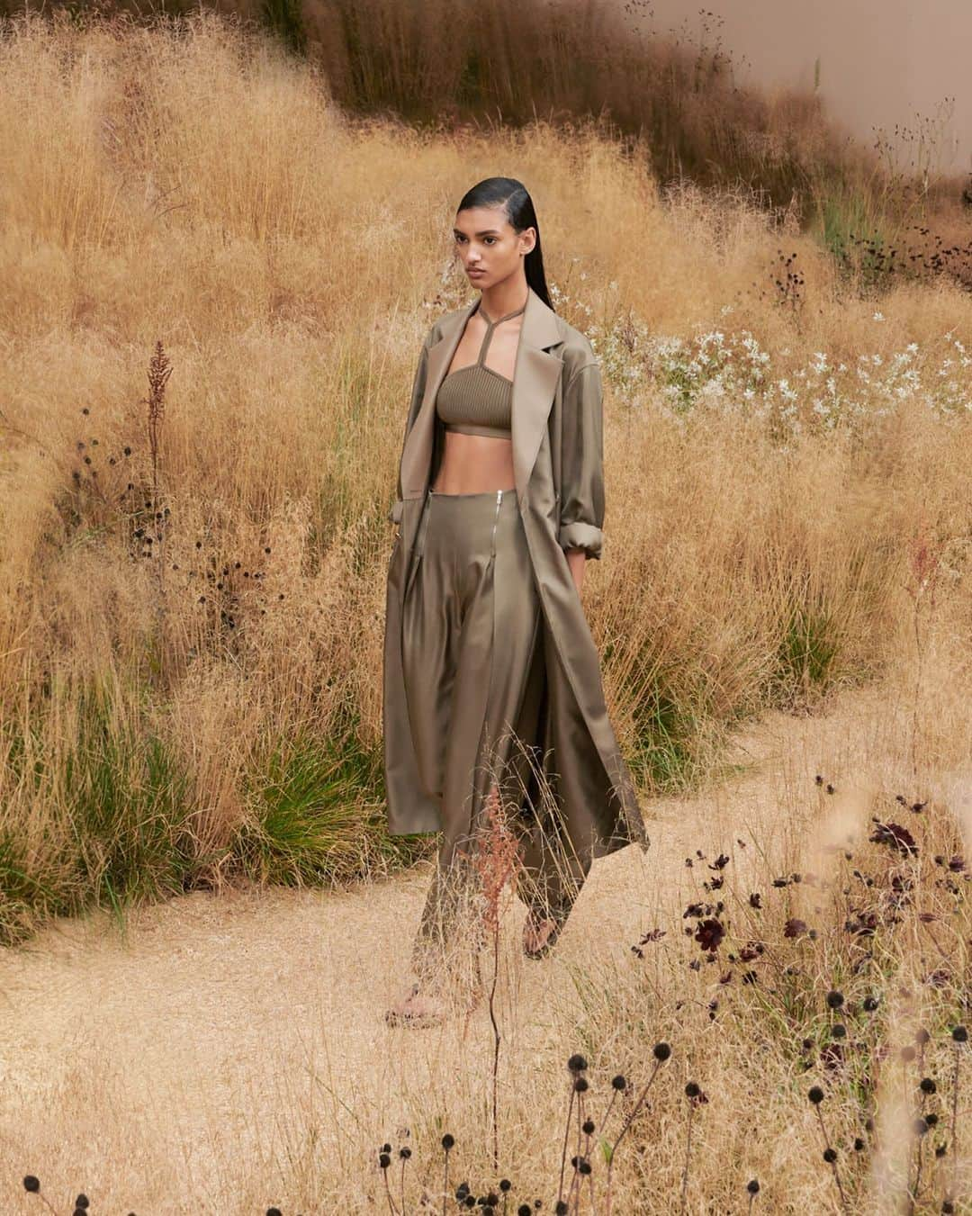 エルメスのインスタグラム：「Structuring suppleness. In the freshness of a meadow, spring is turning to summer. Sensual, contemporary silhouettes slip through tall grasses, accentuate the contours of the body, and are set in motion.​  ​Women’s spring-summer 2024 runway show, collection created by Nadège Vanhée. ​​  ​Watch the replay of the show with the link in bio. ​​ ​ #SpringSummer2024​ #ParisFashionWeek​ #PFW​ #HermesFemme​ #Hermes」