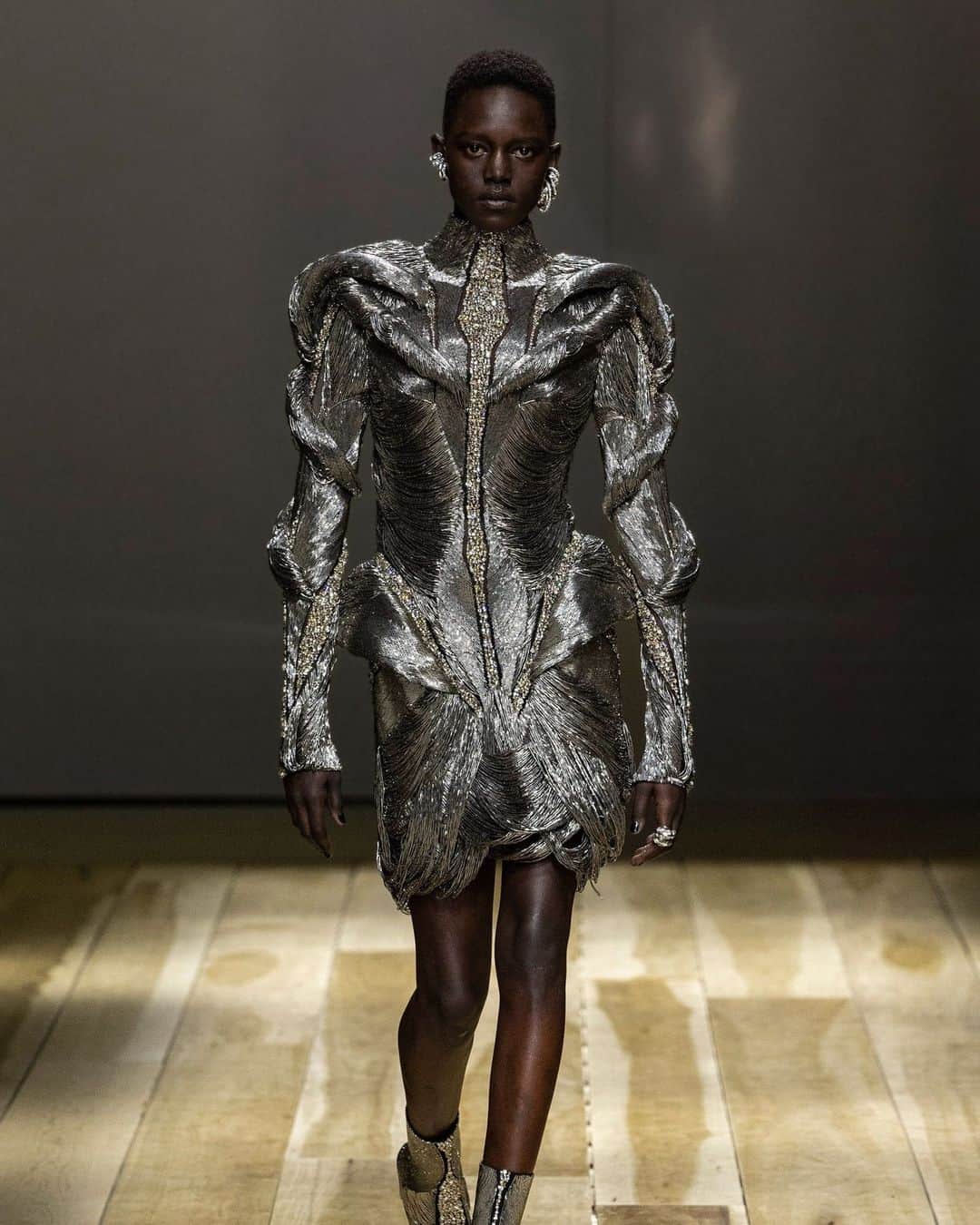 Vogue Runwayさんのインスタグラム写真 - (Vogue RunwayInstagram)「This weekend signaled the end of both @Beyoncé’s Renaissance World Tour and Sarah Burton’s reign at @AlexanderMcQueen. But this coincidence does not lack synchronicity—Mrs. Carter wore a handful of custom-made pieces by Burton onstage, as seen above. Tap the link in bio for more of what the “mastermind in haute couture” wore to perform.」10月2日 2時30分 - voguerunway