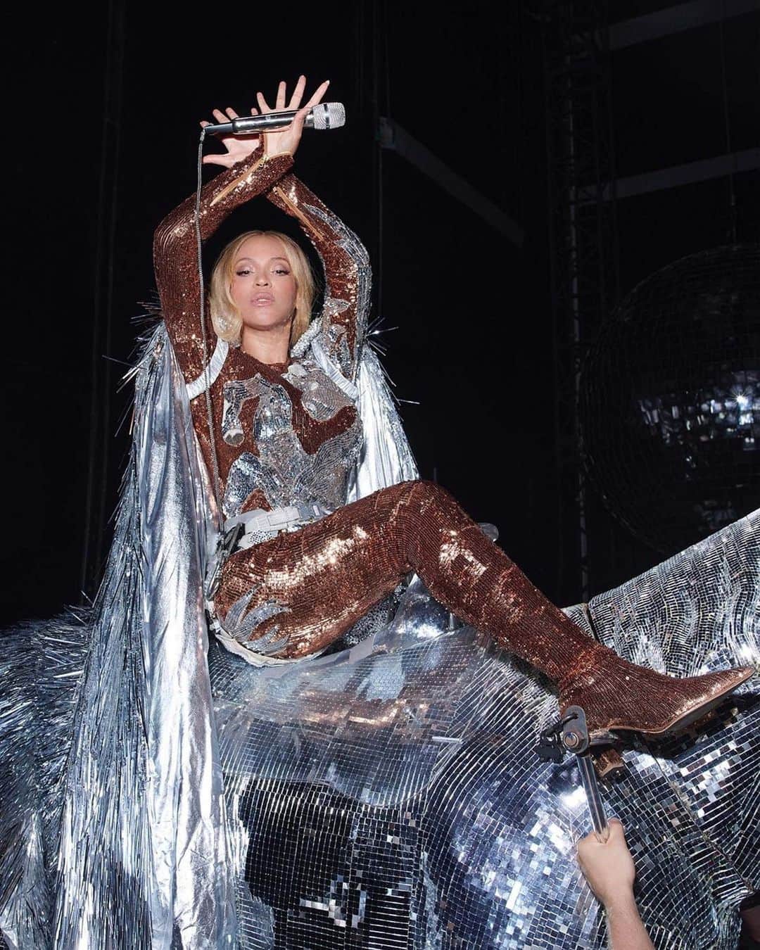 Vogue Runwayさんのインスタグラム写真 - (Vogue RunwayInstagram)「This weekend signaled the end of both @Beyoncé’s Renaissance World Tour and Sarah Burton’s reign at @AlexanderMcQueen. But this coincidence does not lack synchronicity—Mrs. Carter wore a handful of custom-made pieces by Burton onstage, as seen above. Tap the link in bio for more of what the “mastermind in haute couture” wore to perform.」10月2日 2時30分 - voguerunway