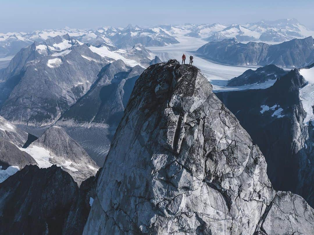 アレックス・オノルドさんのインスタグラム写真 - (アレックス・オノルドInstagram)「More summit pics from Alaska! The Witches Tits and the Cat Ears were some of the pointiest and most exposed summits that Tommy or I had ever visited. Two of them had small enough true summit blocks that it felt uncomfortable to actually stand on top. So epic! The Cat Ears felt like desert towers around Moab, except taller and more mega.  These drone pics are from @renan_ozturk, @pablo_durana, or at @mattpycroft - it was impossible to know who was flying at any given time. But they sure do a great job of showing the landscape. A lifetime of pointy mountains for anyone willing to trek far enough in…」10月2日 2時03分 - alexhonnold