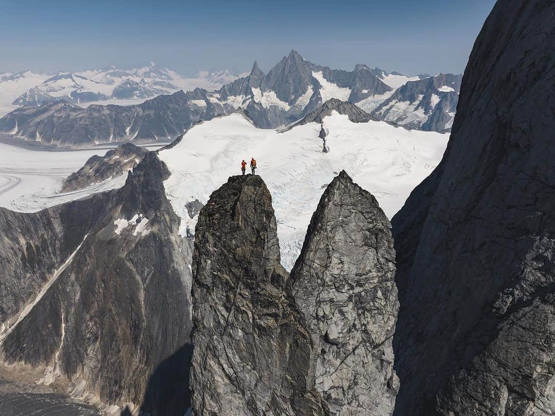 アレックス・オノルドのインスタグラム：「More summit pics from Alaska! The Witches Tits and the Cat Ears were some of the pointiest and most exposed summits that Tommy or I had ever visited. Two of them had small enough true summit blocks that it felt uncomfortable to actually stand on top. So epic! The Cat Ears felt like desert towers around Moab, except taller and more mega.  These drone pics are from @renan_ozturk, @pablo_durana, or at @mattpycroft - it was impossible to know who was flying at any given time. But they sure do a great job of showing the landscape. A lifetime of pointy mountains for anyone willing to trek far enough in…」