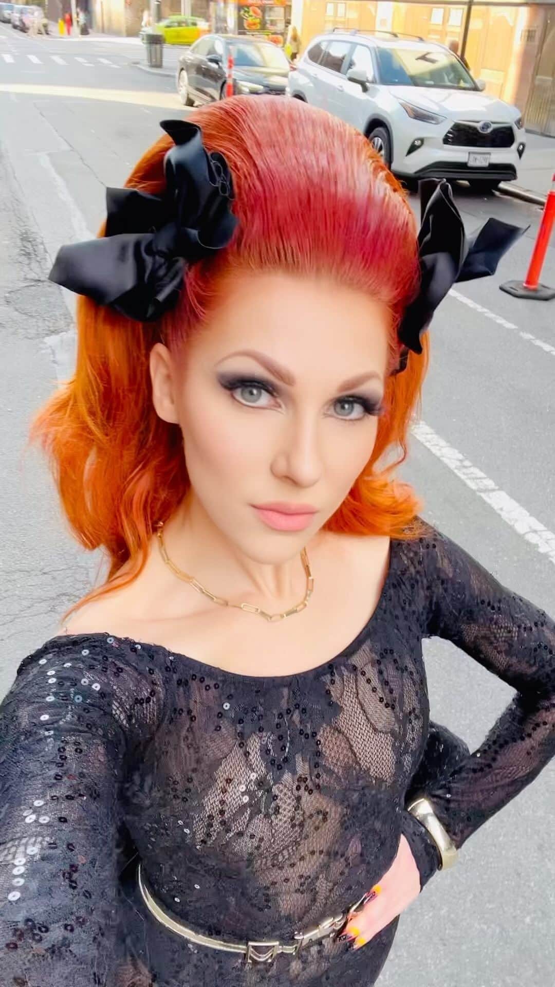 ボニー・マッキーのインスタグラム：「Just a casual Hot Girl Sunday stroll 🥵 . . #popmusic #indiepop #songwriter #hotcity #indiepop #hotgirlsummer #summer #hot #cars #beauty #fashion #trendy #makeup #hair #girls #photooftheday #girlsnight #girlsnightout #girlsgirlsgirls #style」