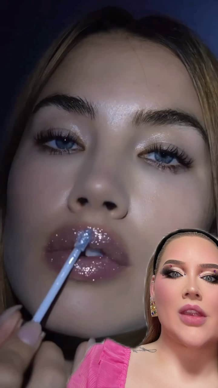 NikkieTutorialsのインスタグラム：「this lipgloss is on another level!! 🤩💕」