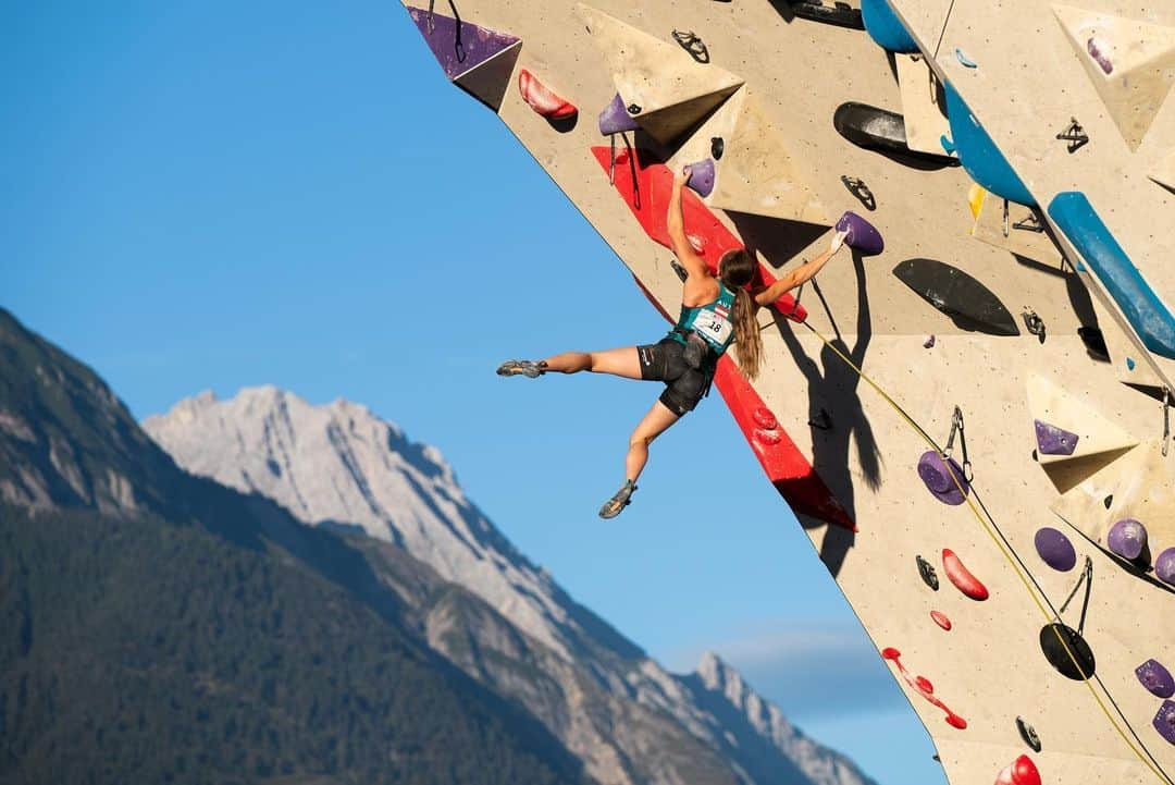 ユリア・フィシェルのインスタグラム：「Austrian Championships Lead 🇦🇹 Damn I felt a bit mentally exhausted going into this comp. After some disappointments this season I was almost expecting things to not feel good again, and that definitely showed in my climbing in qualis. Somehow I still managed to qualify for finals. 🫣 Knowing this was gonna be the last comp route for this season, the fog in my brain finally cleared up and I could switch to fight-mode in finals!  There's of course still lots of things to improve, but most importantly, I managed to actually ENJOY climbing in finals and not worry about the result for once, a feeling I was searching for all season long ❤️‍🩹 I'm gonna take that feeling with me into off-season and make sure to carry it with me for whatever's next 🫶」