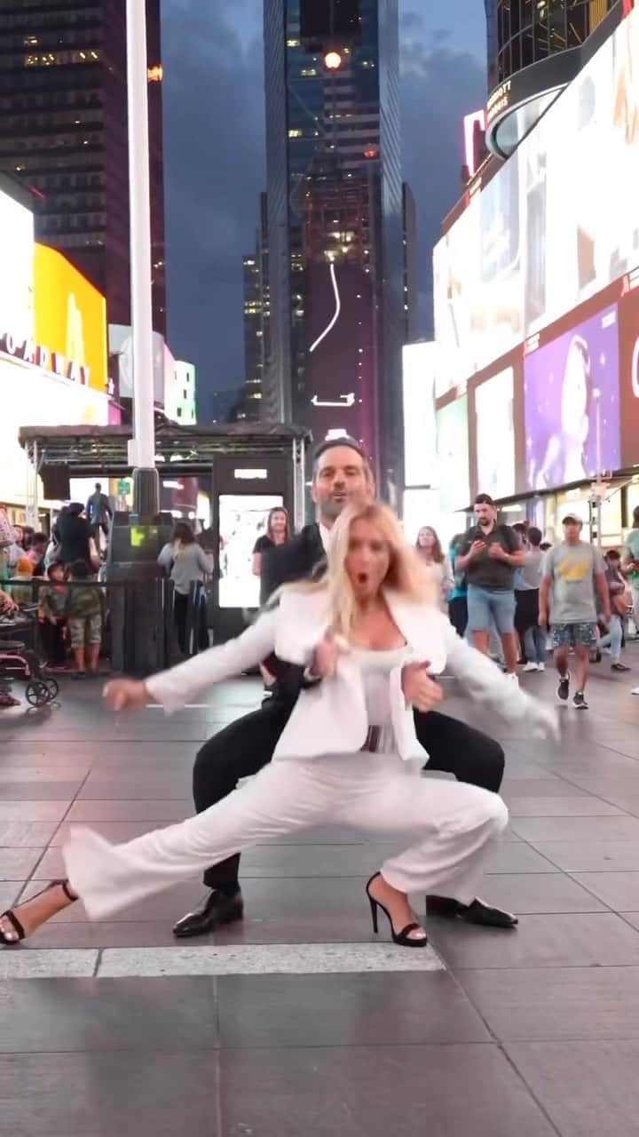 マイケル・ジャクソンのインスタグラム：「Immersed in the heartbeat of NYC, watch @montanatucker captivating duet dance to ‘Dangerous’ in Times Square. The energy, the rhythm, the city lights - it’s all a beautiful homage to Michael’s enduring influence on art and movement.」