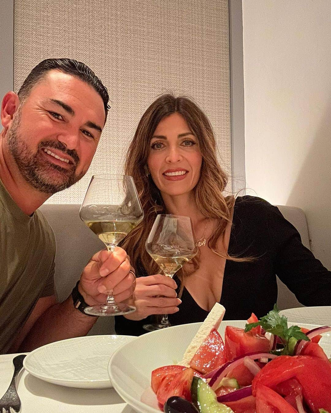 エイドリアン・ゴンザレスさんのインスタグラム写真 - (エイドリアン・ゴンザレスInstagram)「What a weekend in Vegas!  Date Night, @Canelo Fight, spending time with friends. @mariolopez @courtneym_lopez @jcchavez115 It was Vegas Baby!!!」10月2日 2時22分 - adrian_eltitan