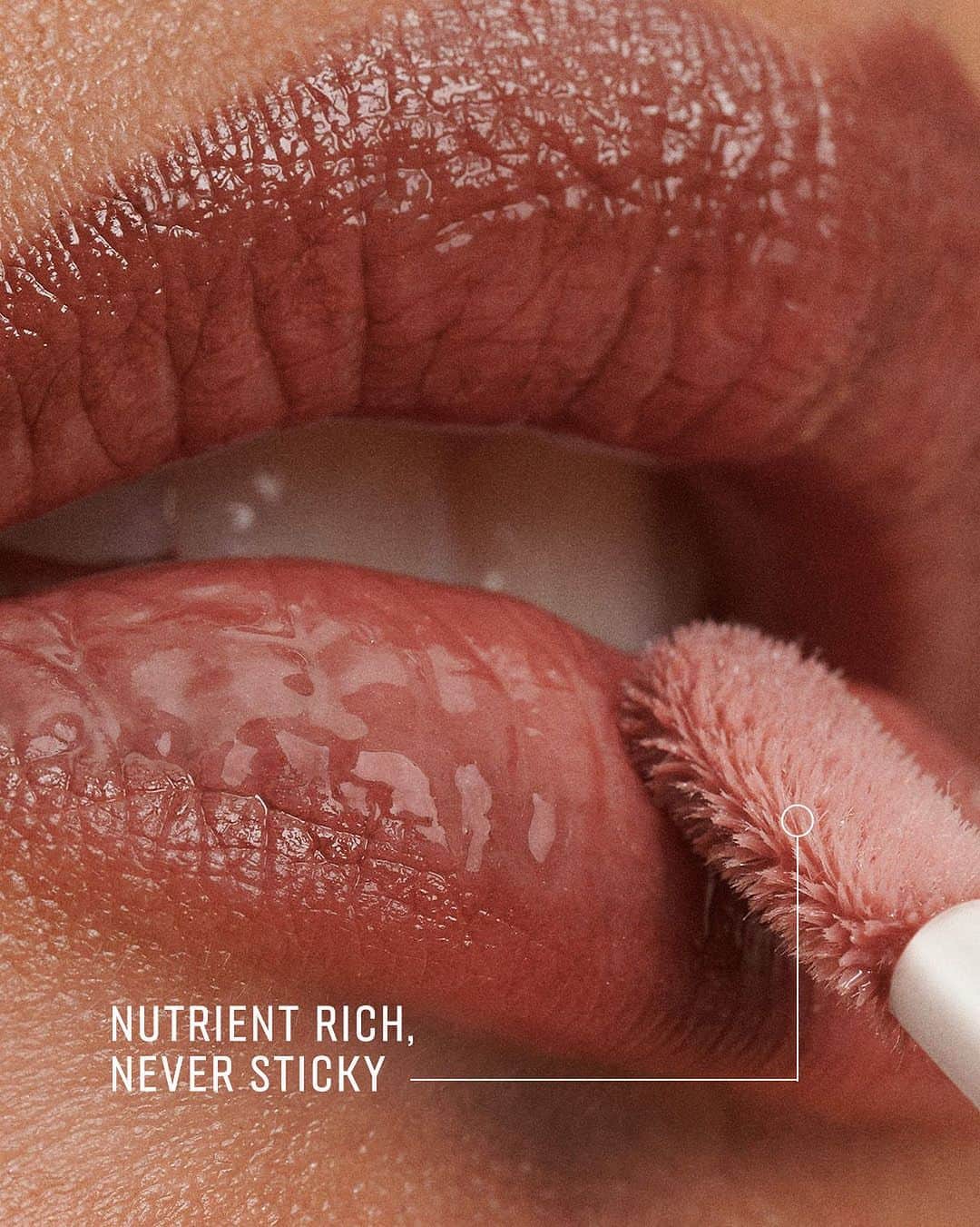 のインスタグラム：「Cooler temps. Warmer colors. Fall’s lushest lips feature rich brown shades layered with high-shine gloss. Create this go-to look with 3 everyday lip essentials.  GET THE LOOK: • Lip Pencil in Chocolate • Crushed Lip Color in Dark Chocolate • Crushed Oil-Infused Gloss in Force of Nature  Tag someone who’d love this lip look. 🤎  #BobbiBrown #CrushedLip #FallMakeup #LipLook #Beauty」