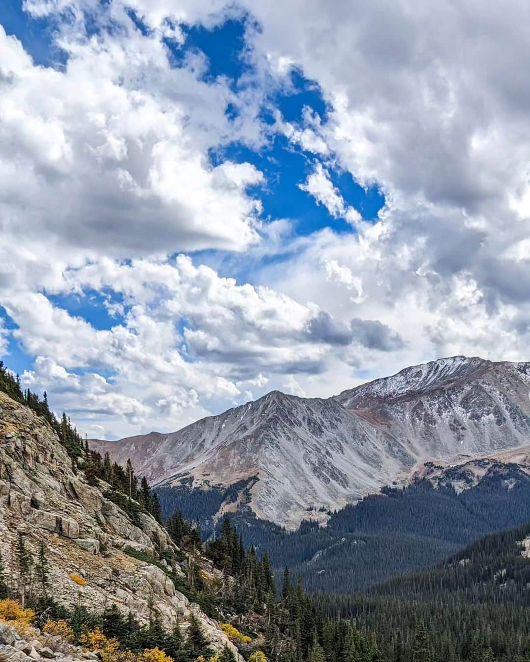 コートニー・ヒックスさんのインスタグラム写真 - (コートニー・ヒックスInstagram)「Summited my 8th 14er yesterday! Mt. Columbia was a rough ascent I'm not gonna lie, even though it's only 14,077 feet. Most of it was fine and fun but there was a straight dirt section way above the tree line that SUCKED. Otherwise though it was a very lovely hike and the aspens were incredible! Thanks for heading out there with me @evanr137」10月2日 2時33分 - courtneynhicks