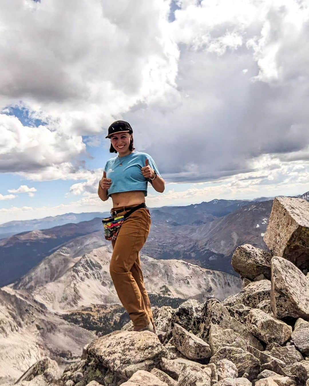 コートニー・ヒックスのインスタグラム：「Summited my 8th 14er yesterday! Mt. Columbia was a rough ascent I'm not gonna lie, even though it's only 14,077 feet. Most of it was fine and fun but there was a straight dirt section way above the tree line that SUCKED. Otherwise though it was a very lovely hike and the aspens were incredible! Thanks for heading out there with me @evanr137」