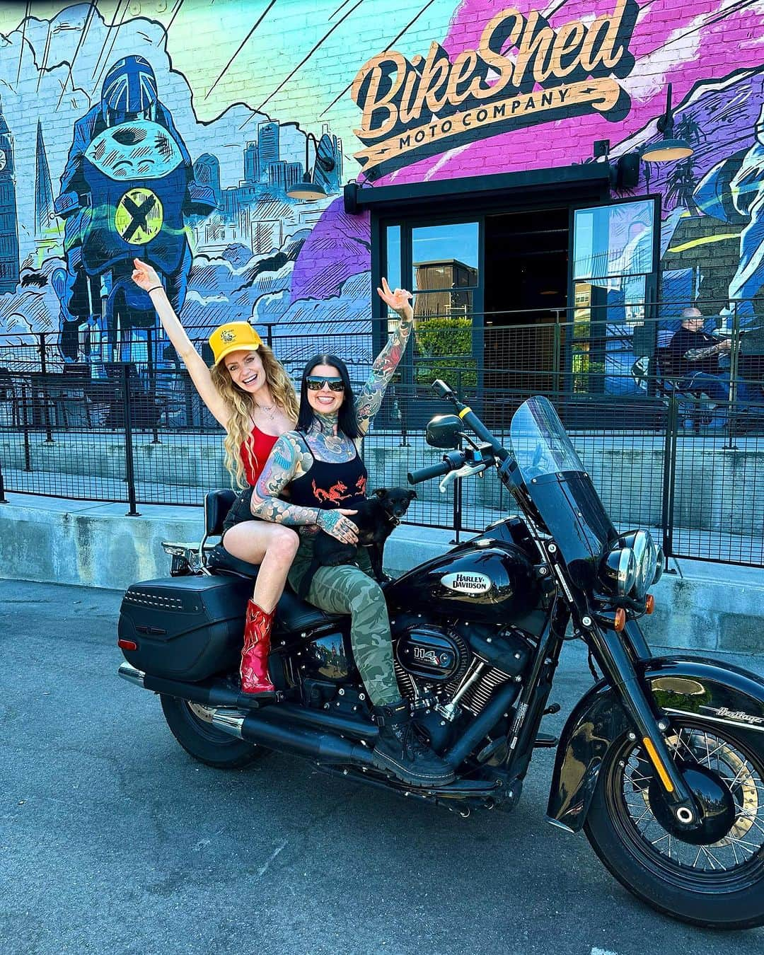 コーディー・レニー・キャメロンのインスタグラム：「I was so stoked to finally meet my LA biker bestie at the end of our big trip around the states back in August 😍 and can’t forget about little chopper too 😆 Can’t wait to see you again soon babe but this time in England! ❤️‍🔥   . . . #femalebikers #bikerchicks #harleydavidson #bikers #femaleriders」