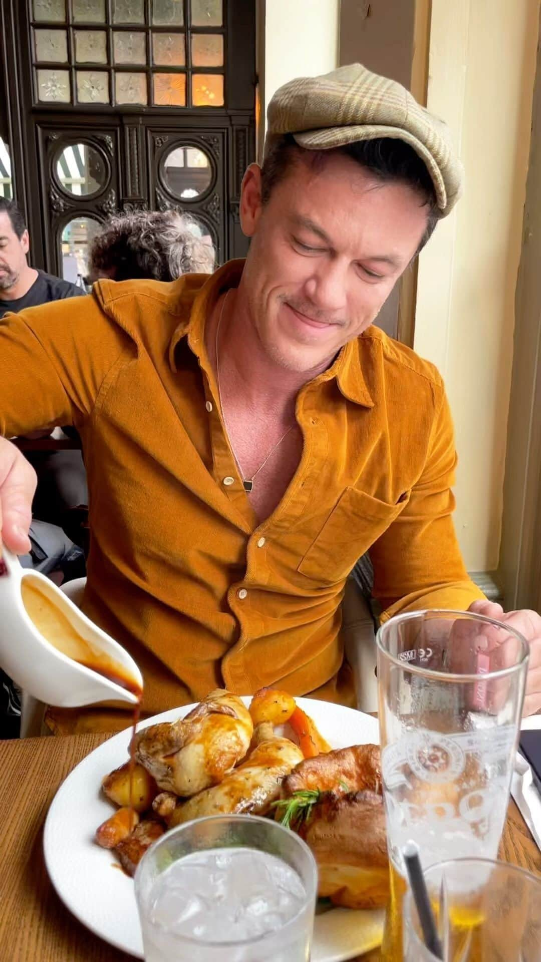 ルーク・エヴァンズのインスタグラム：「Say it’s a Sunday without saying it’s a Sunday…. Hope you’ve all had a good weekend!! #sunday #sundayroast #london」