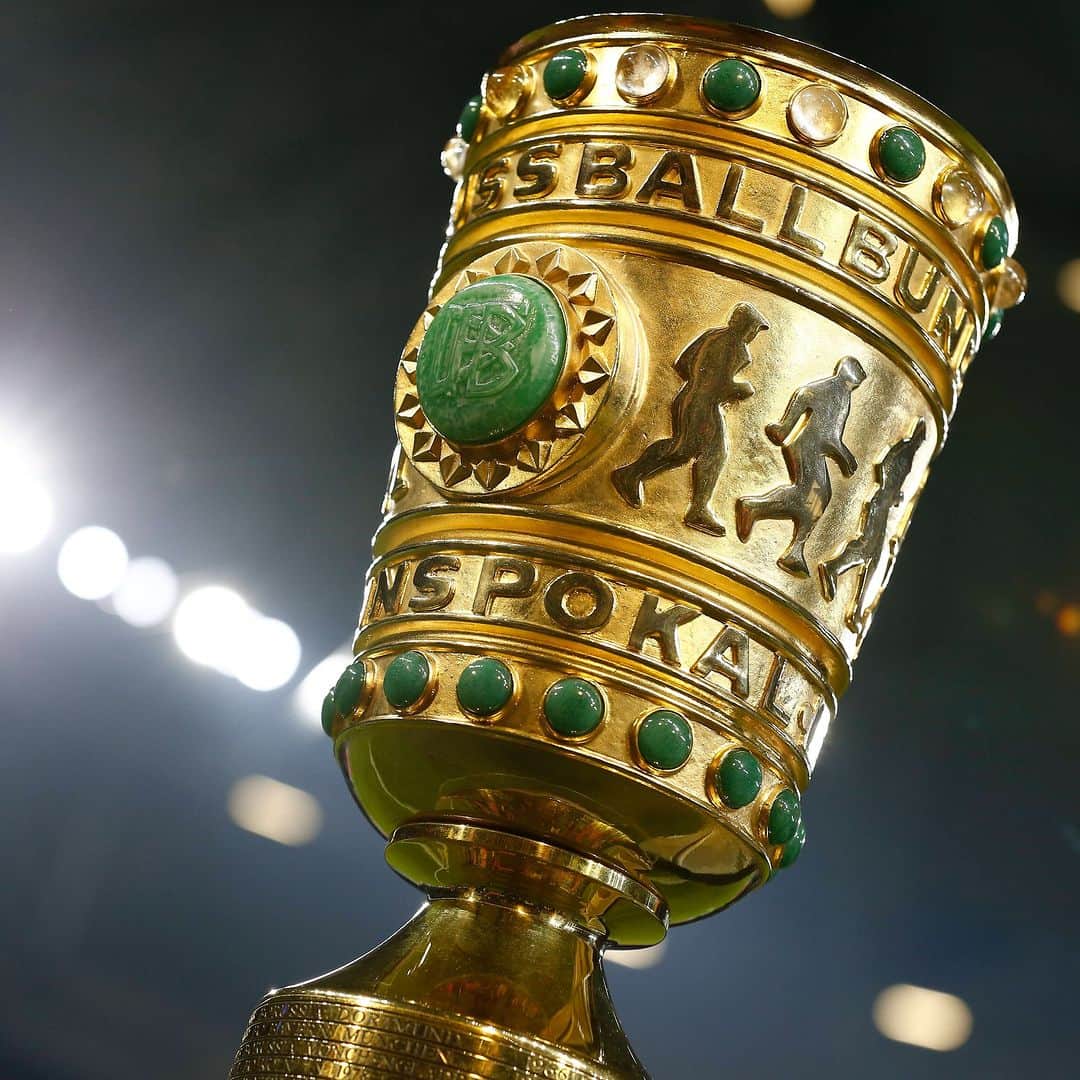 シャルケ04のインスタグラム：「Der nächste Gegner im @dfb_pokal steht fest! 🏆‌ Königsblau tritt in der zweiten Runde auswärts beim @fcstpauli an.  📅 Ausgetragen wird die Partie am 31.10. oder 1.11. . . #Schalke #S04 #Football #Soccer #Fußball #Futbol #Knappen #EinLebenLang #🔵⚪️」