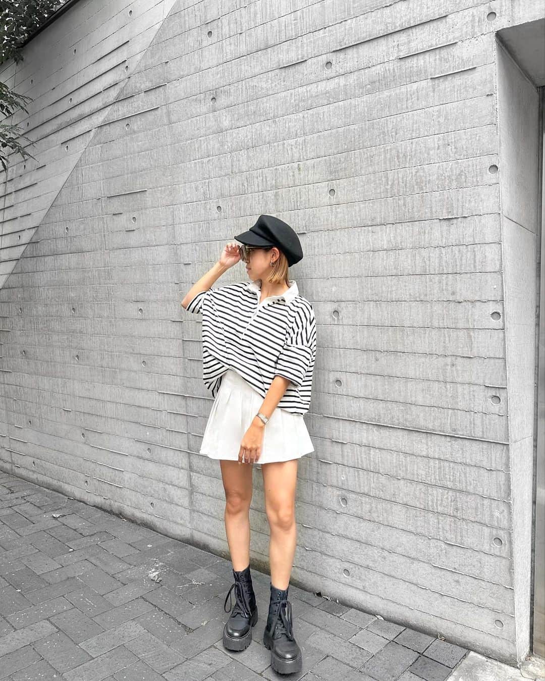 みにあやのインスタグラム：「hallo October♡  最近忙しくて、フィード投稿が 全然出来ておらずでした🥹✨  意外と、プチプラファッションの投稿を 楽しみにしてくれてたり 参考にしてくれているとお声を いただく事も多いので こちらも頑張って載せますね🫡🌟  ボーダーってあまり持ってない んだけど、ふと着たくなって🖤 柄物も飽きやすいので プチプラで済ませることが多い💡  このトップスも、母が気に入ってたので お譲りしました😆笑  ゆるっと感が可愛かった♡ カジュアルになりすぎたくなかったので プリーツスカートと 合わせましたっ✌︎  ワンピだったけど、前をインして ルーズめなトップスとして着用🌟  　　 OOTD ￣￣　　　 ￣￣ ▪︎ ボーダー柄ラガーシャツミニワンピース ブランド：GRL 品番：an1337」