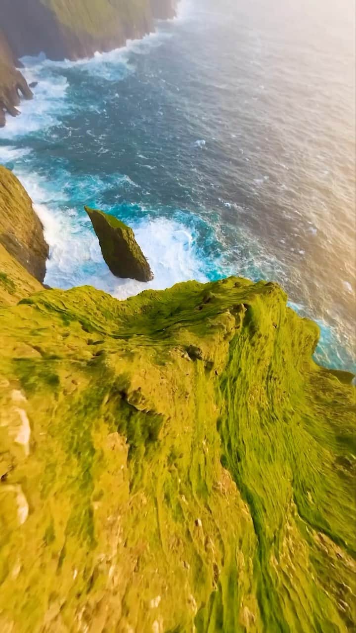 Discover Earthのインスタグラム：「@sebastian_schieren explores the breathtaking Faroe Islands’ sea cliffs and sea stacks 🌊🏞️  📍Faroe Islands  🇫🇴 #DiscoverFaroeIslands with @sebastian_schieren」