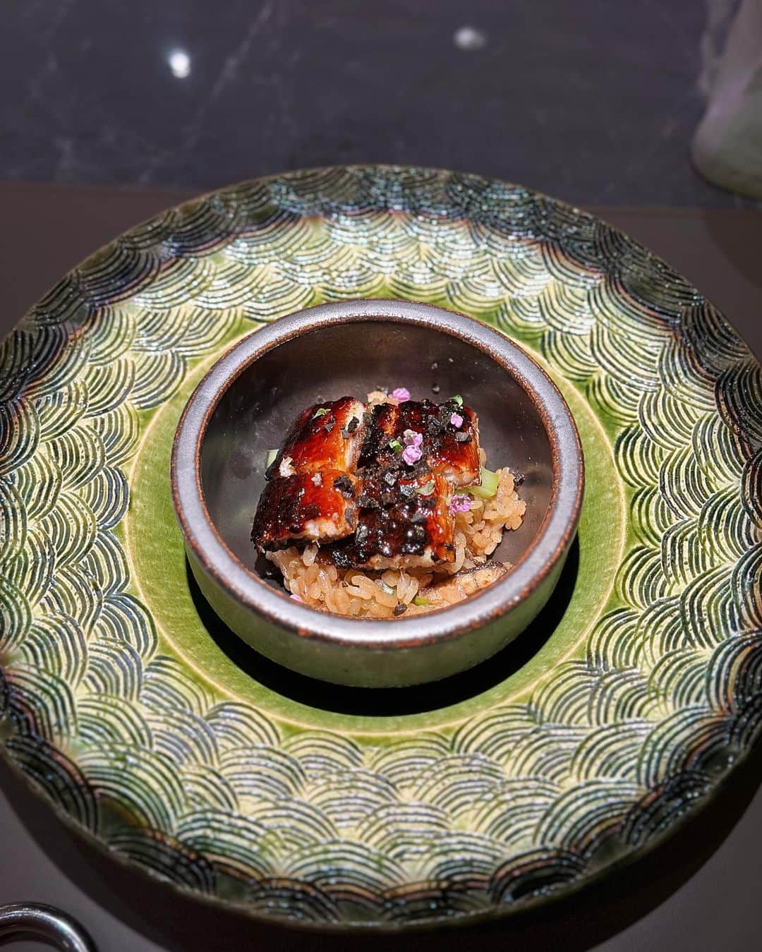 AIKAさんのインスタグラム写真 - (AIKAInstagram)「.  📍𝐍𝐔𝐀𝐆𝐄 𝐄𝐓 𝐕𝐄𝐍𝐓 ☁  東京飯。アートなお店でした🎨  和食ベースに、中華、フレンチを ミックスされた料理たち😌  オープンキッチンで ライブ感満載なのがわくわく🫶  一席ごとにスポットライトが ついてて🪄雰囲気素敵すぎるの。  椎茸が肉厚びっくり🍄 ゴルゴンゾーラソース良きです✨  鰻とトリュフ飯も好きすぎる❣️  一番は、すっぽんスープに入った 焼きフカヒレ！うますぎた...🤤  そしてデザートまでも完璧💯💕  . #東京グルメ #麻布十番 #麻布十番グルメ #フュージョン #nuageetvent」10月2日 2時49分 - aikaaa1110